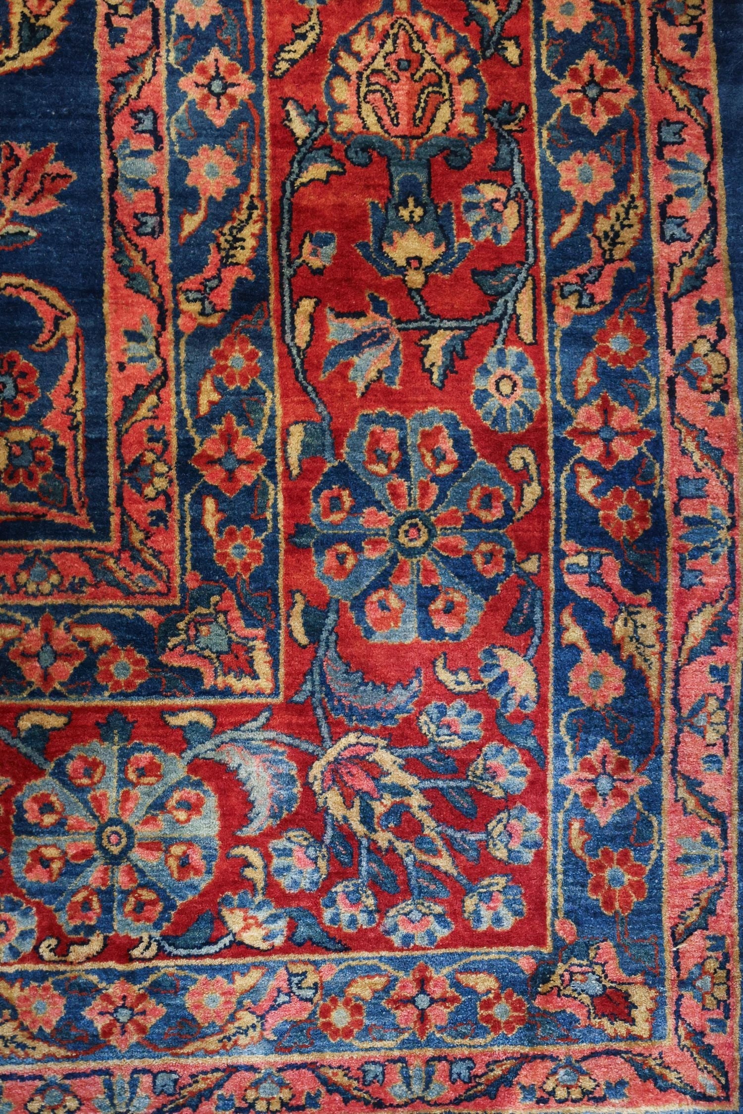 Antique Sarouk Handwoven Traditional Rug, J69856