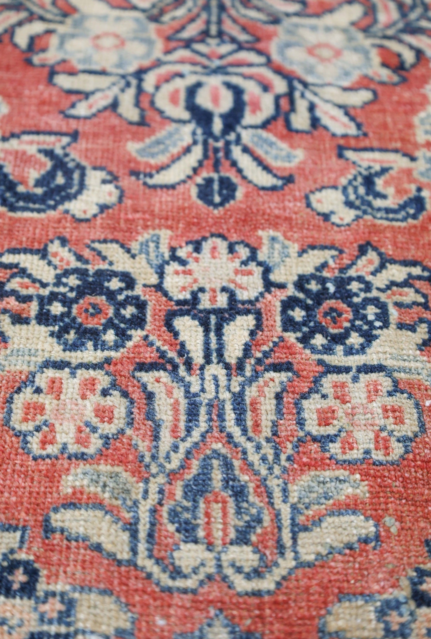 Vintage Sarouk Handwoven Traditional Rug, J73476