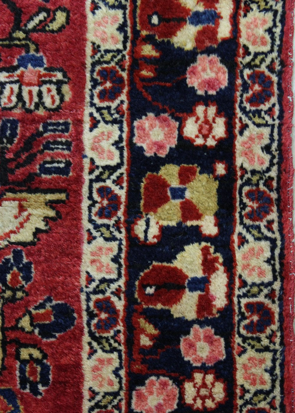 Antique Sarouk Handwoven Traditional Rug, J69305