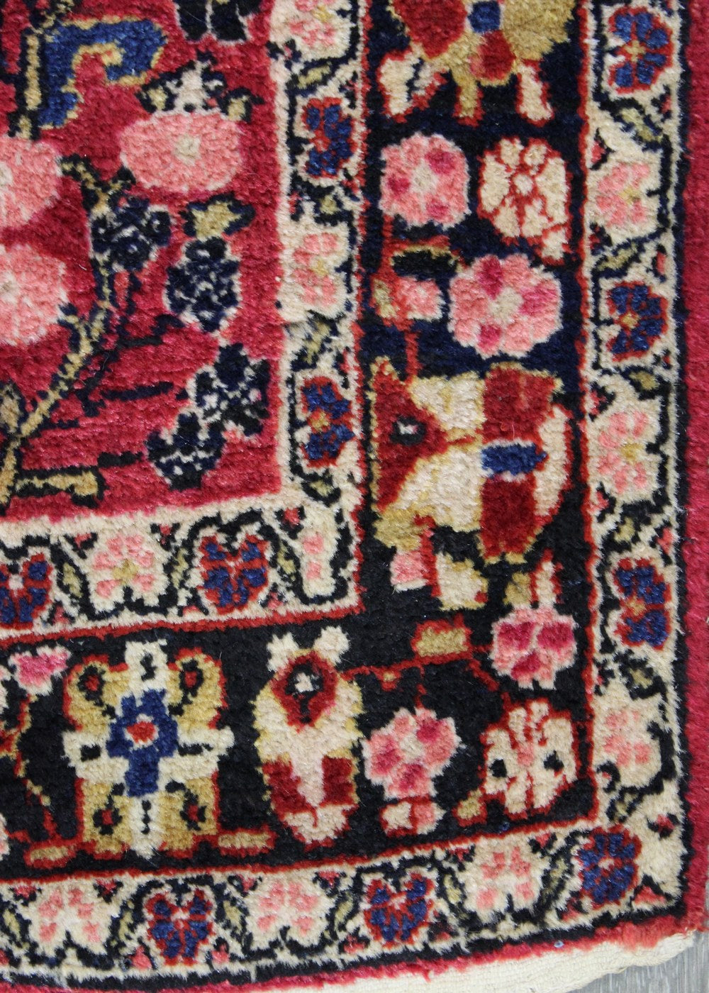 Antique Sarouk Handwoven Traditional Rug, J69305