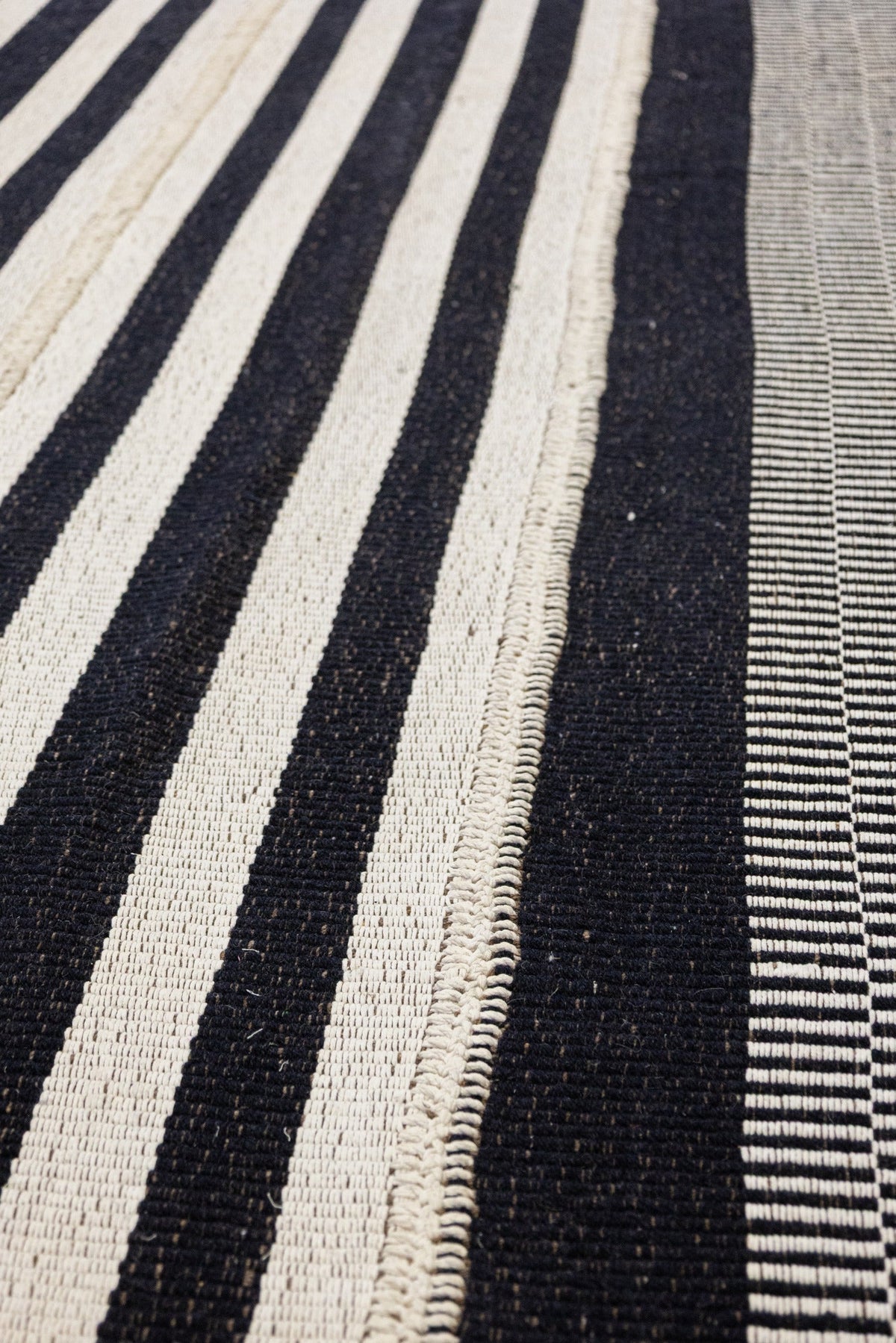 Chapan Stripe Handwoven Contemporary Rug, M88680