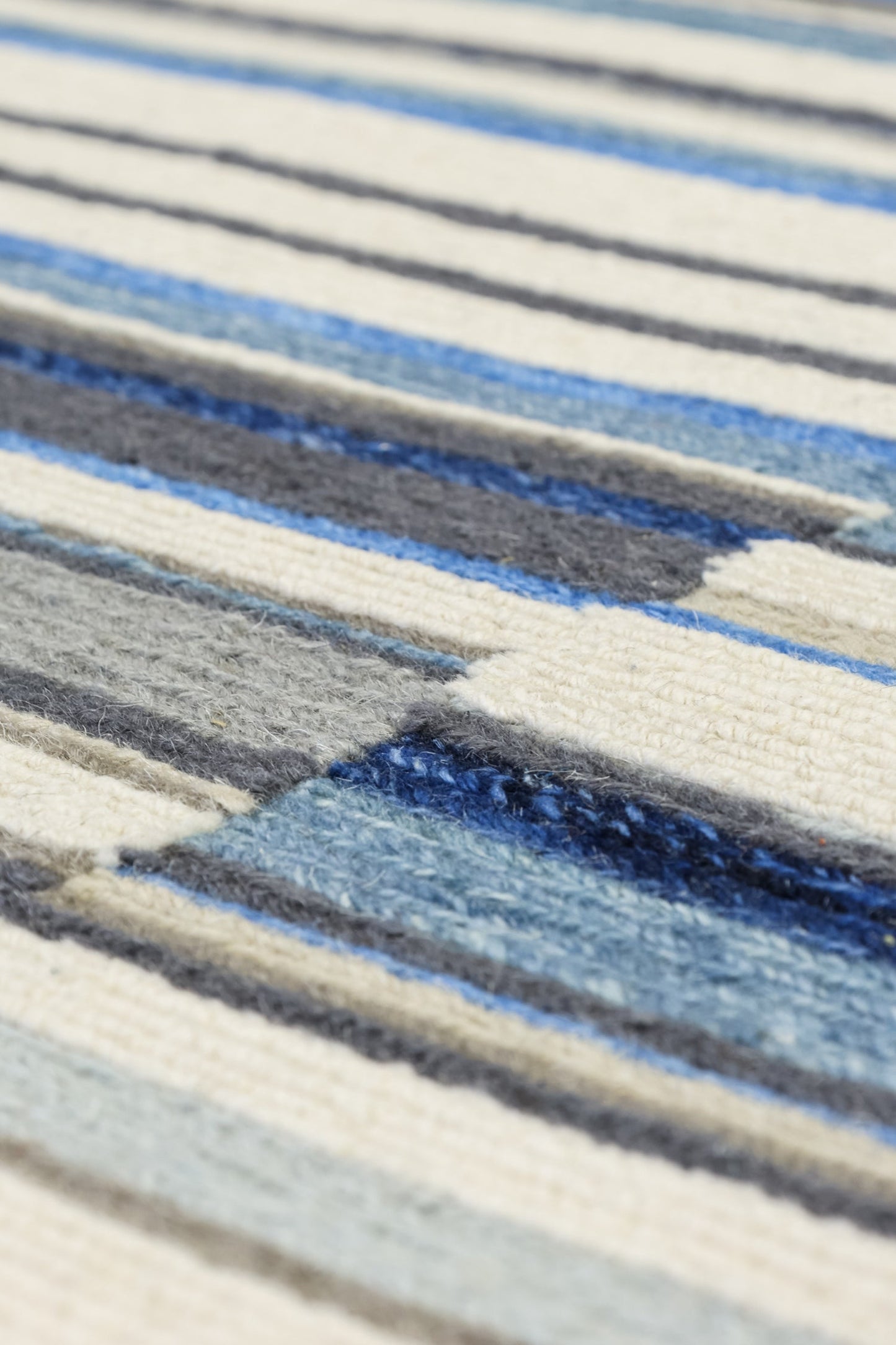 Chupa Handwoven Contemporary Rug, J80761