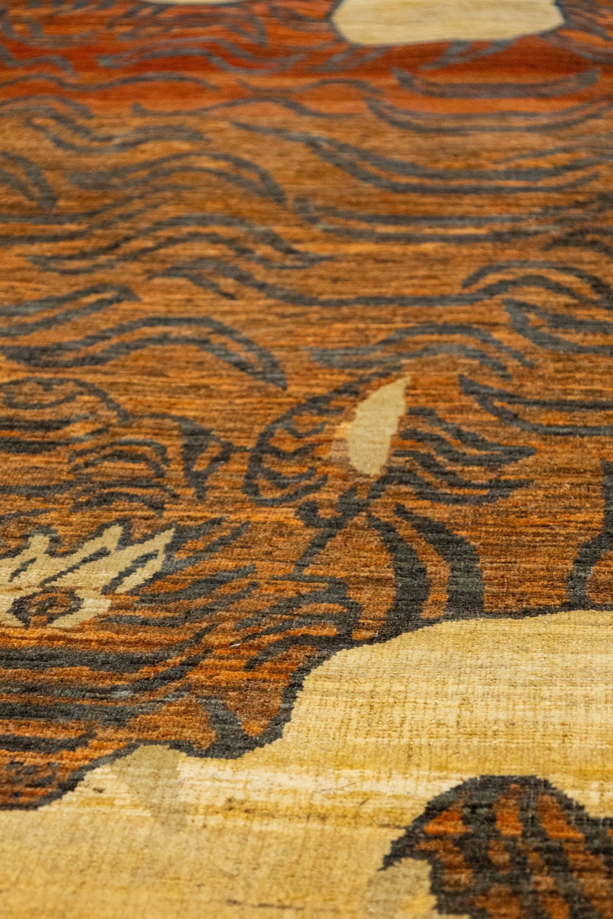 Hunting Tiger Handwoven Contemporary Rug, J88454