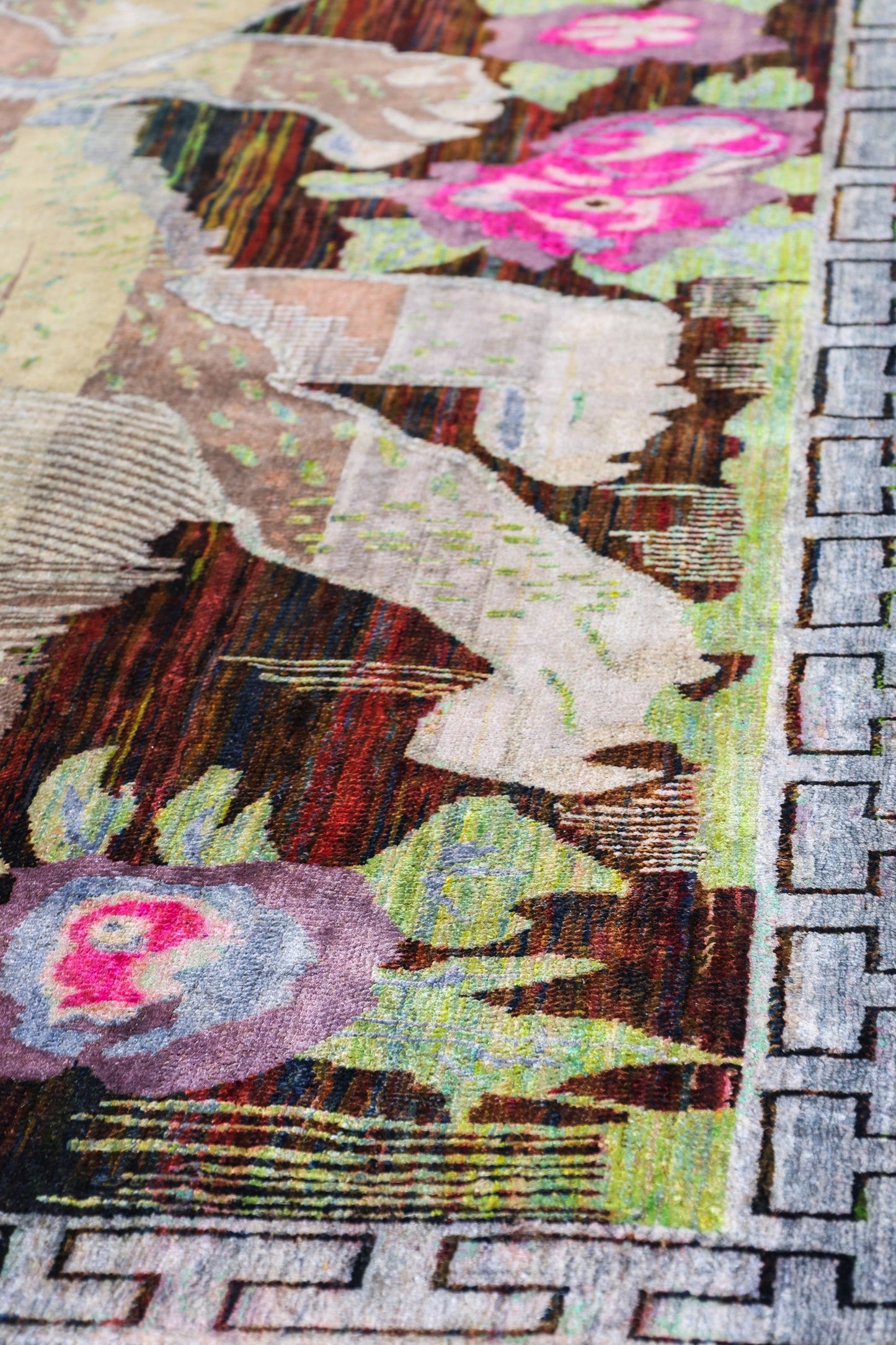 Lion Handwoven Contemporary Rug, J80557