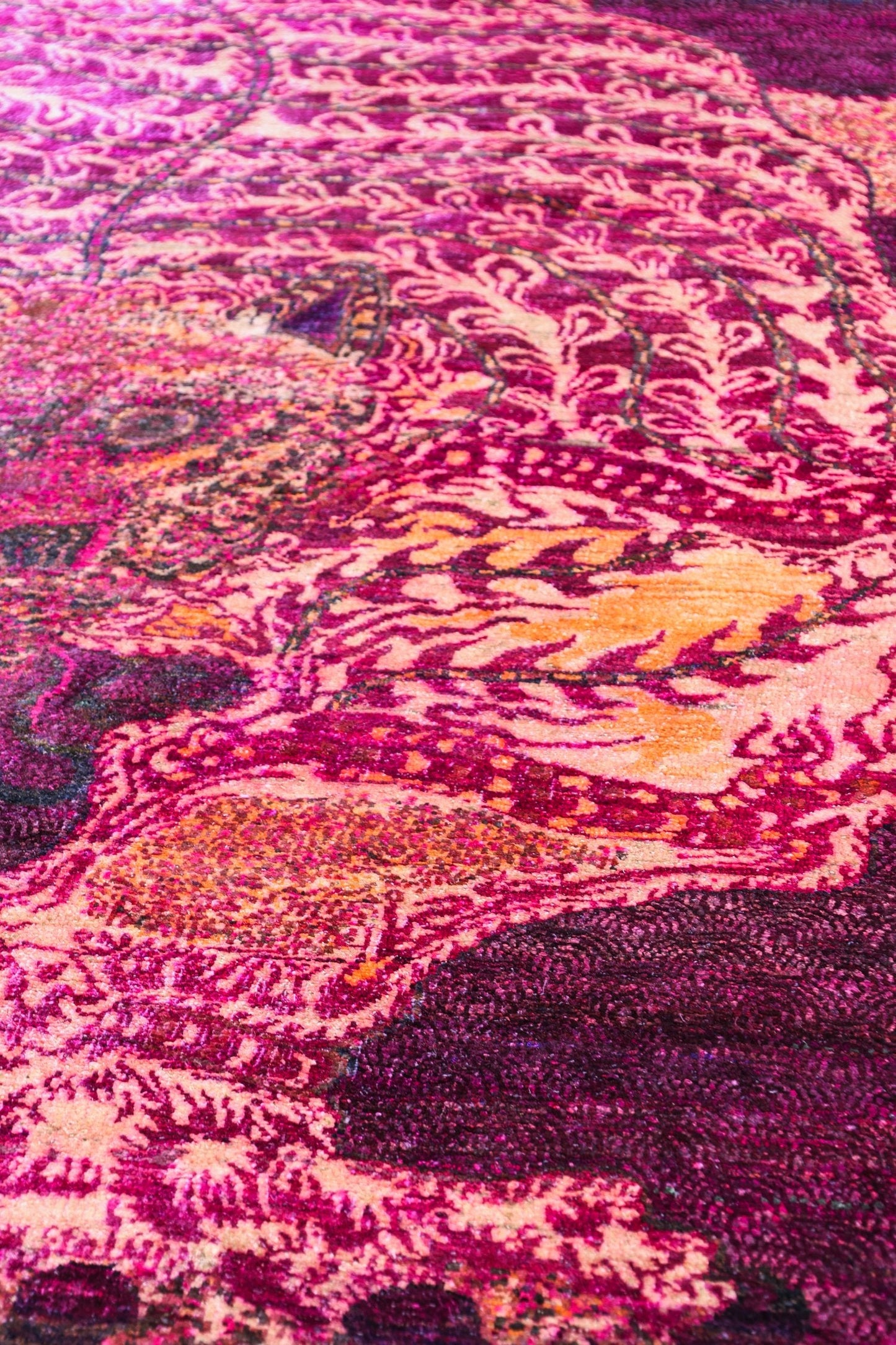 Snow Lion Handwoven Contemporary Rug, J80559