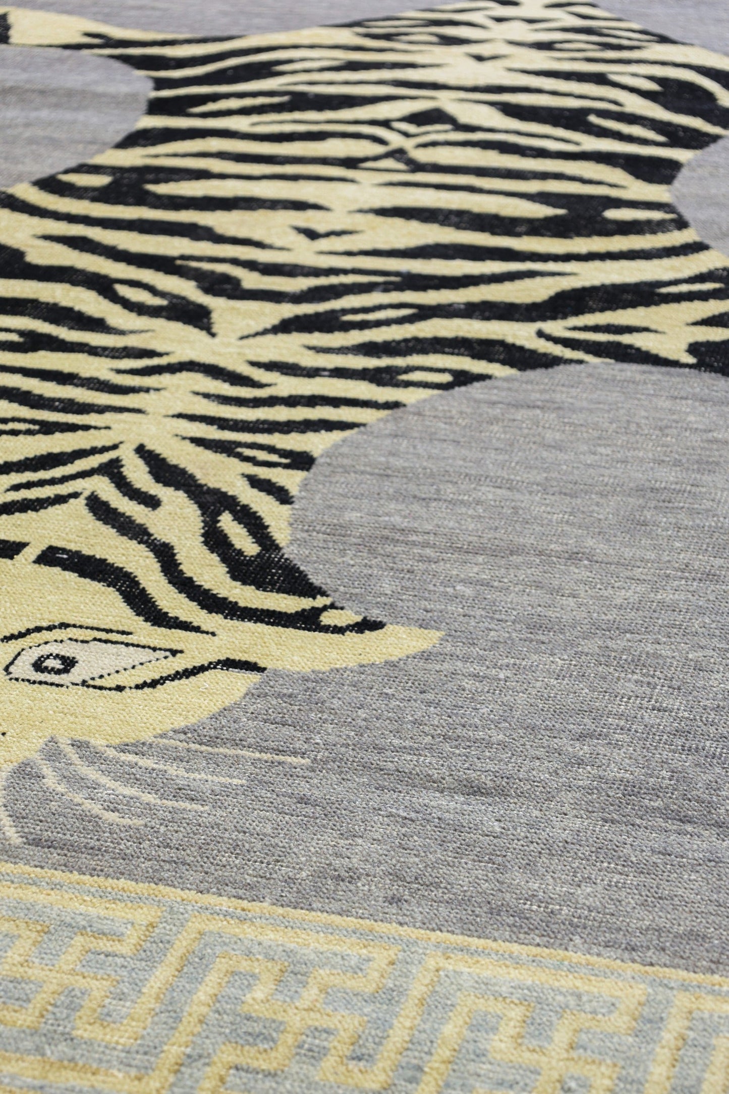 Tiger Style Handwoven Contemporary Rug, J80017