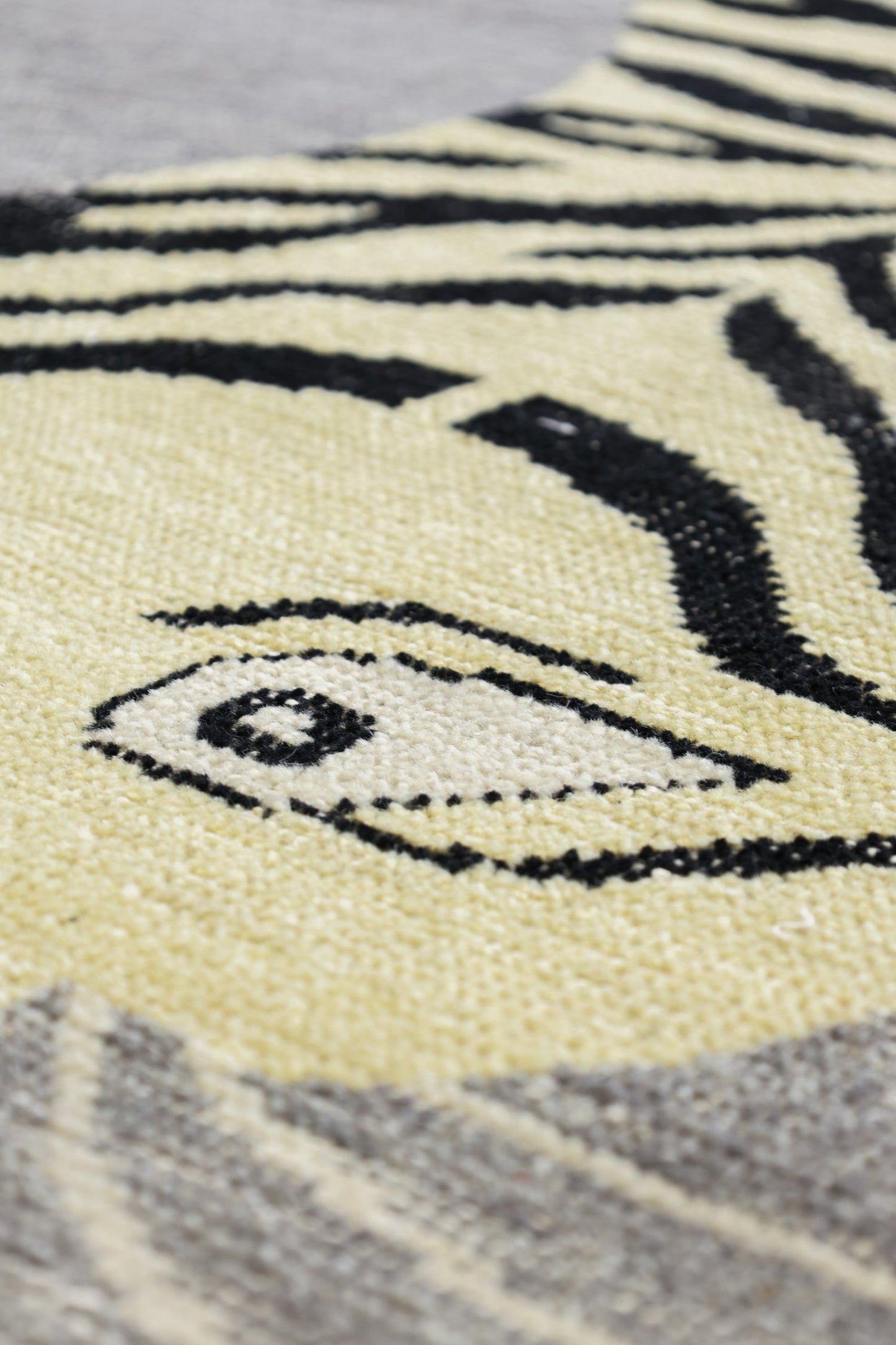 Tiger Style Handwoven Contemporary Rug, J80017