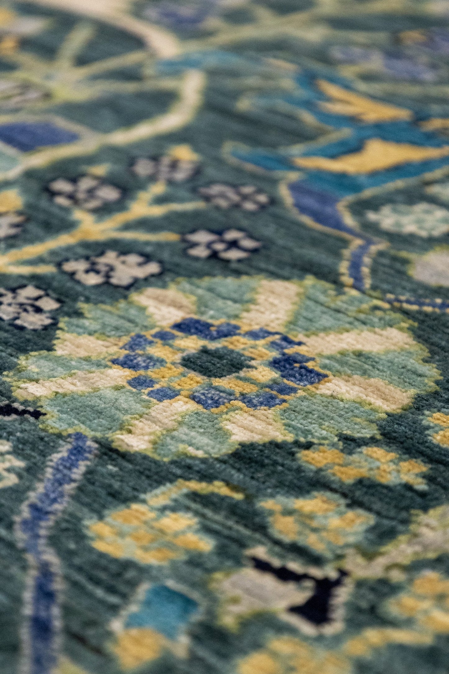 Arabesque Handwoven Traditional Rug, J86014