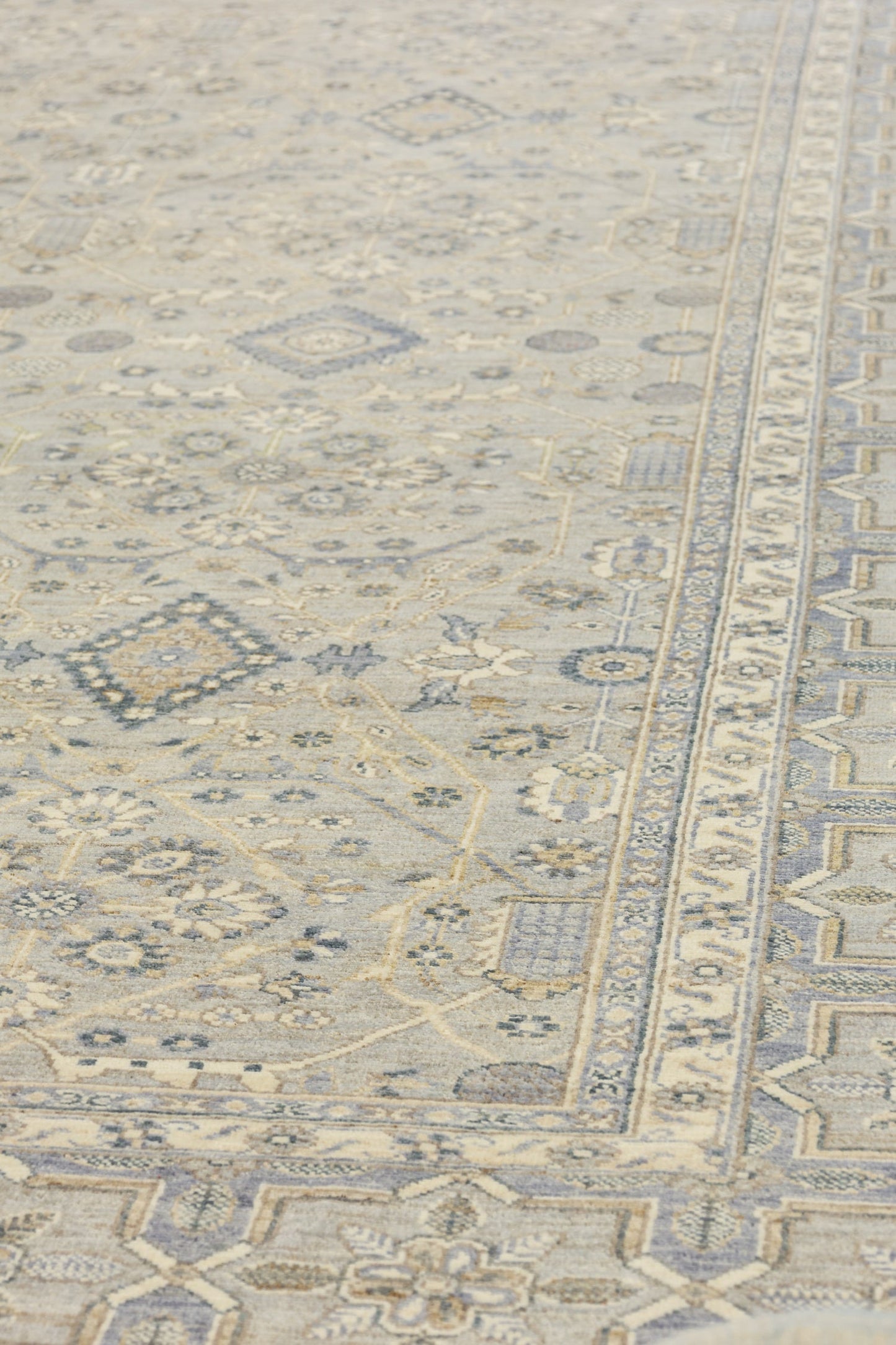 Farhan Handwoven Traditional Rug, J80661