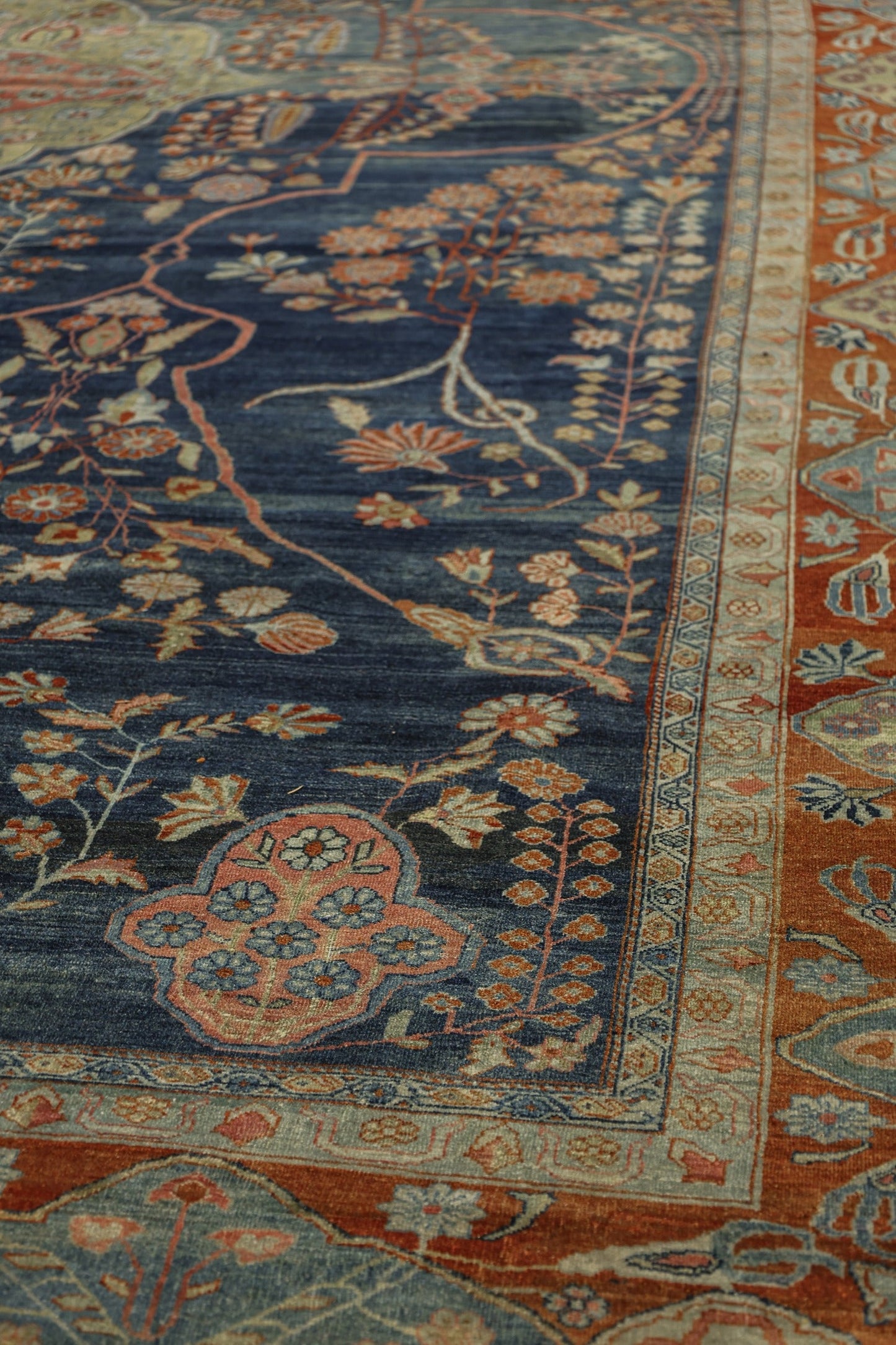 Antique Feraghan Sarouk Handwoven Traditional Rug, J81296