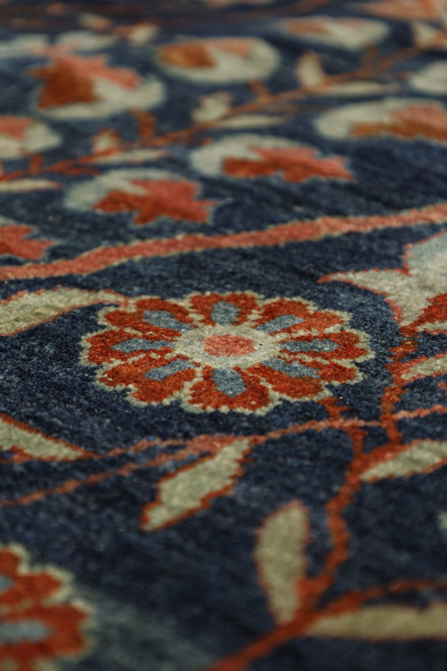 Antique Feraghan Sarouk Handwoven Traditional Rug, J81296