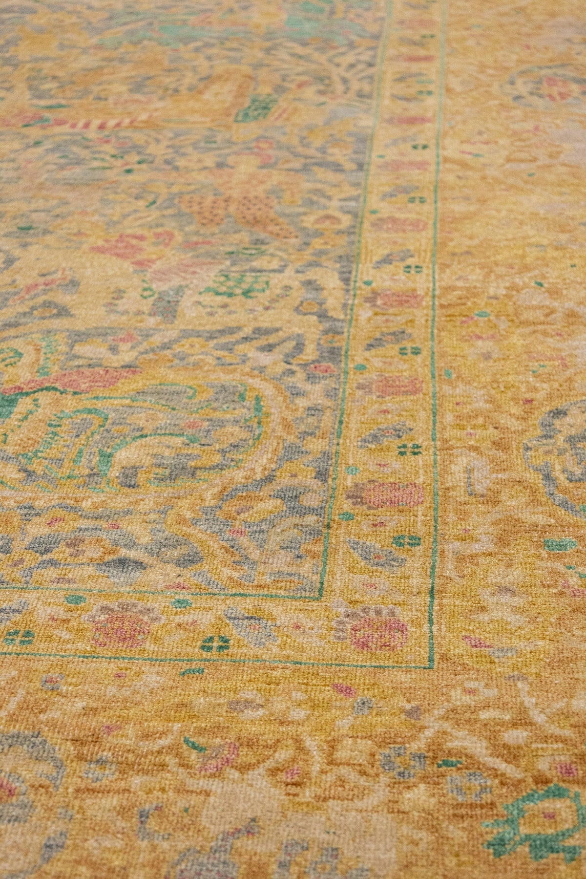 Hunting Agra Handwoven Traditional Rug, J88473