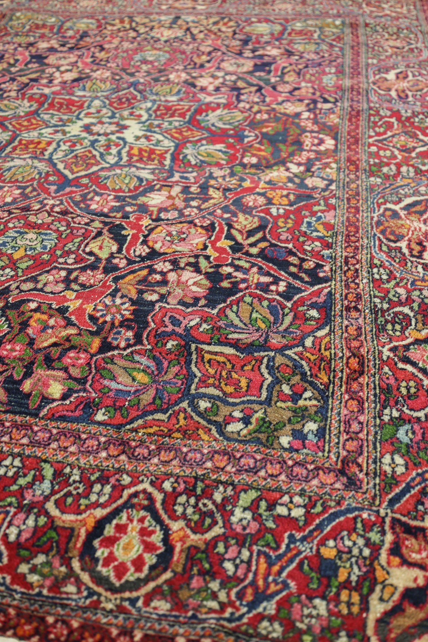 Antique Isphahan Handwoven Traditional Rug, J71266