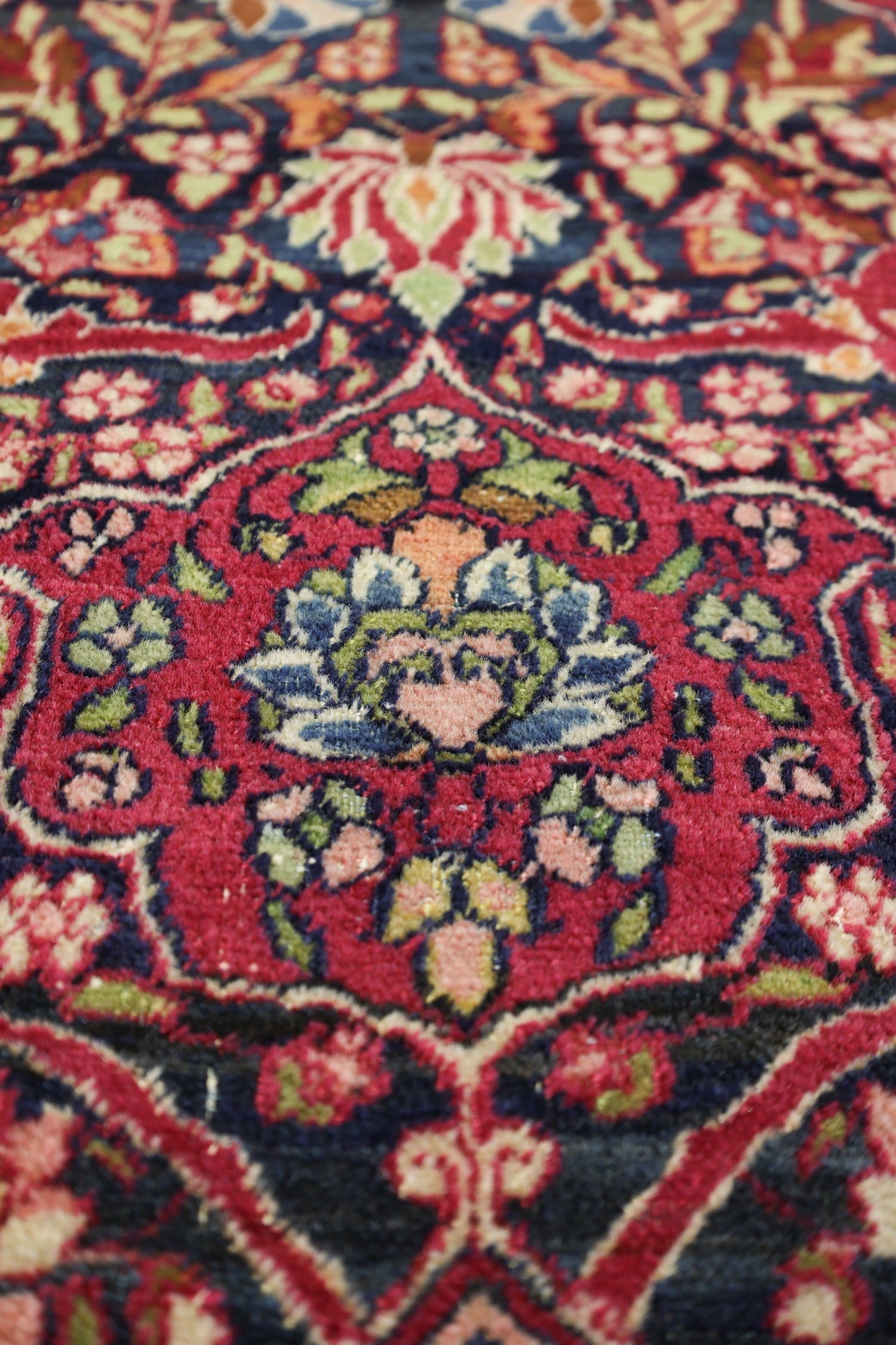 Antique Isphahan Handwoven Traditional Rug, J71266