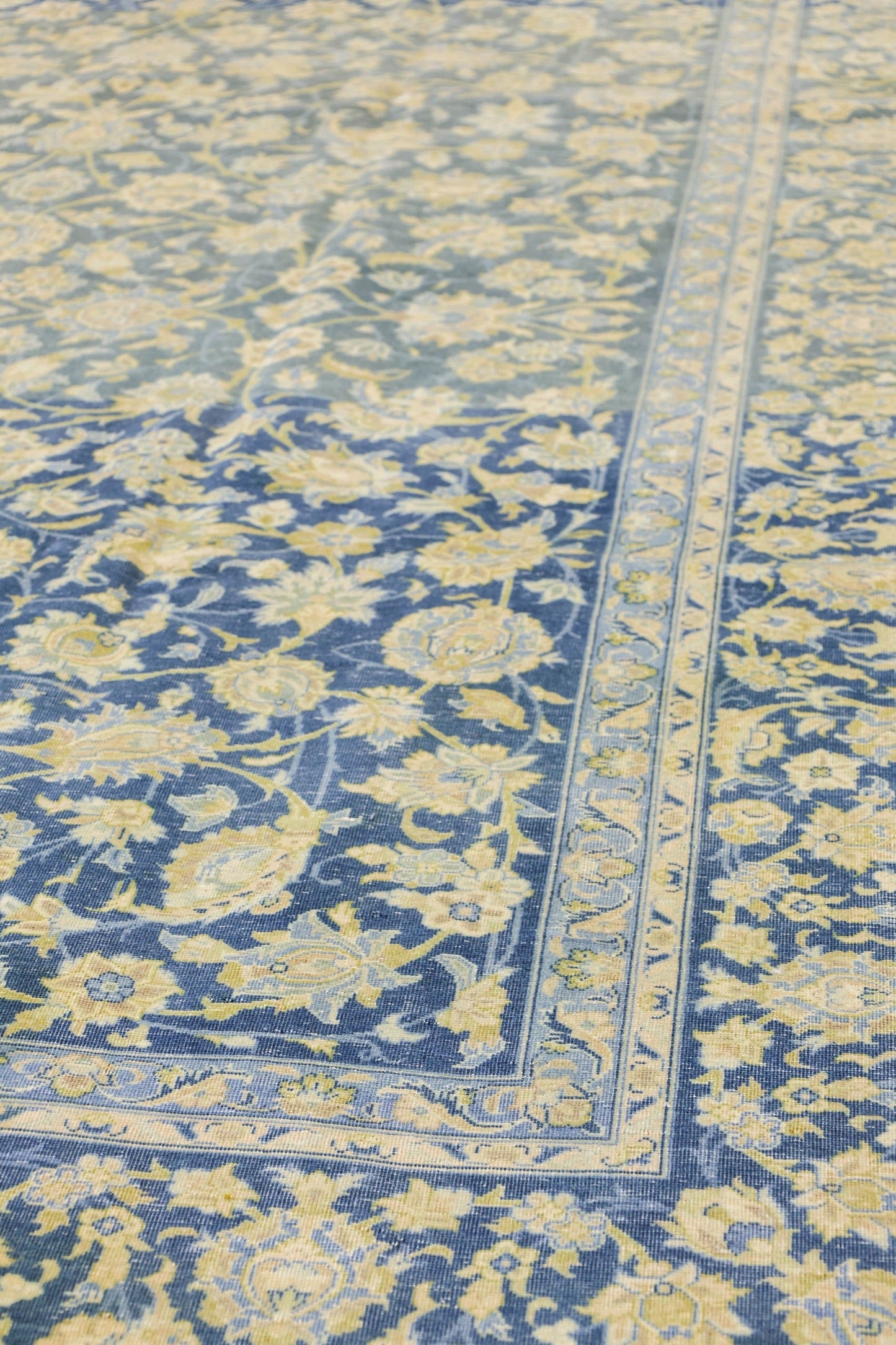 Vintage Keshan Handwoven Traditional Rug, J79401