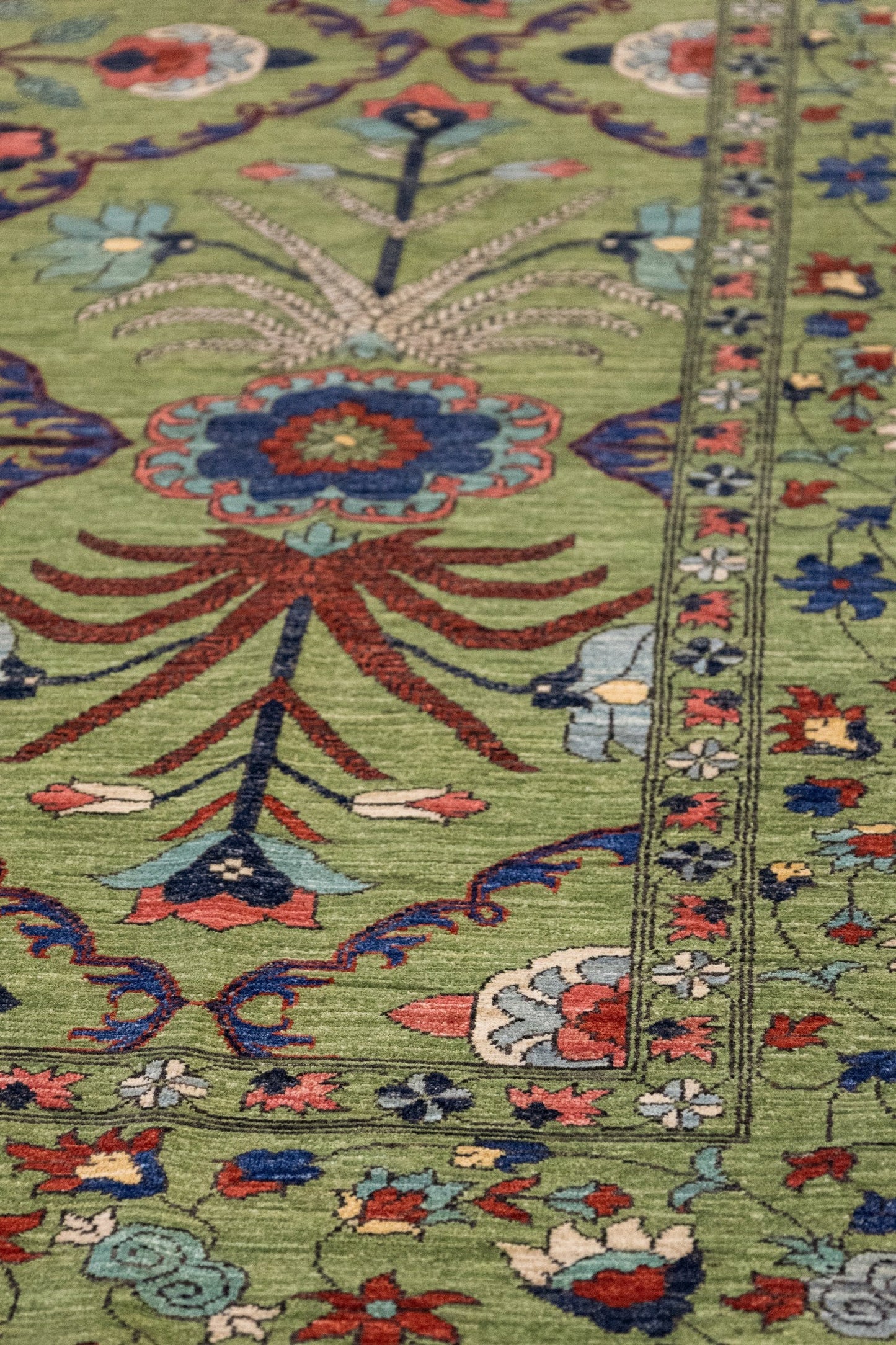 Moghul Handwoven Traditional Rug, J87121