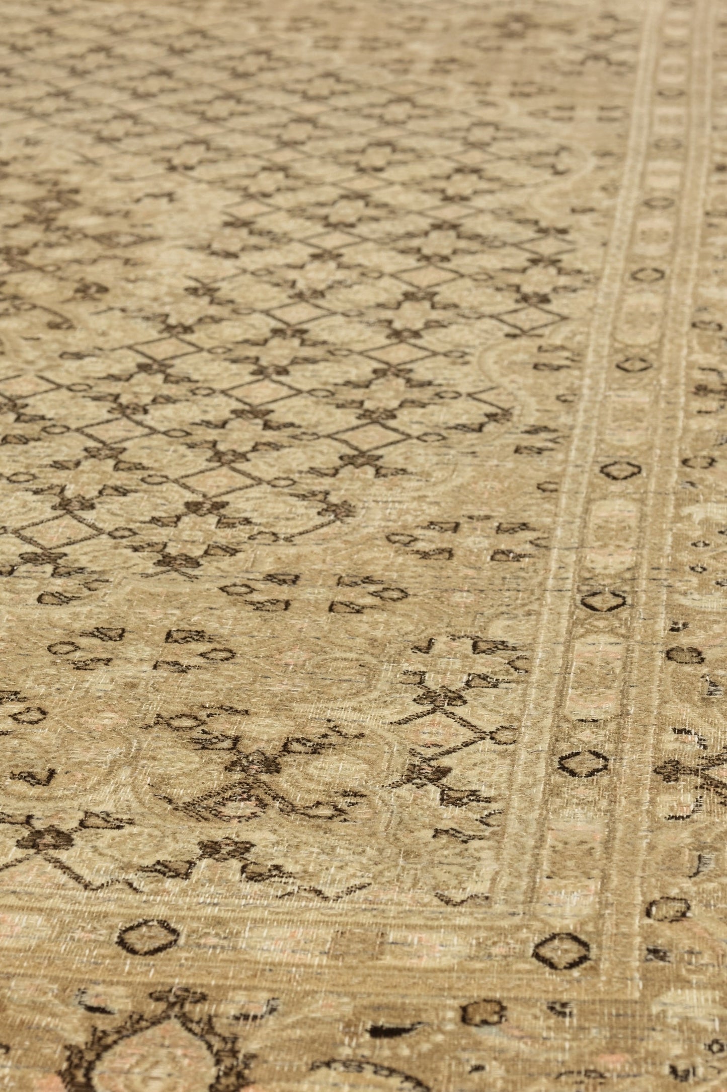 Vintage Mood Handwoven Traditional Rug, J79966