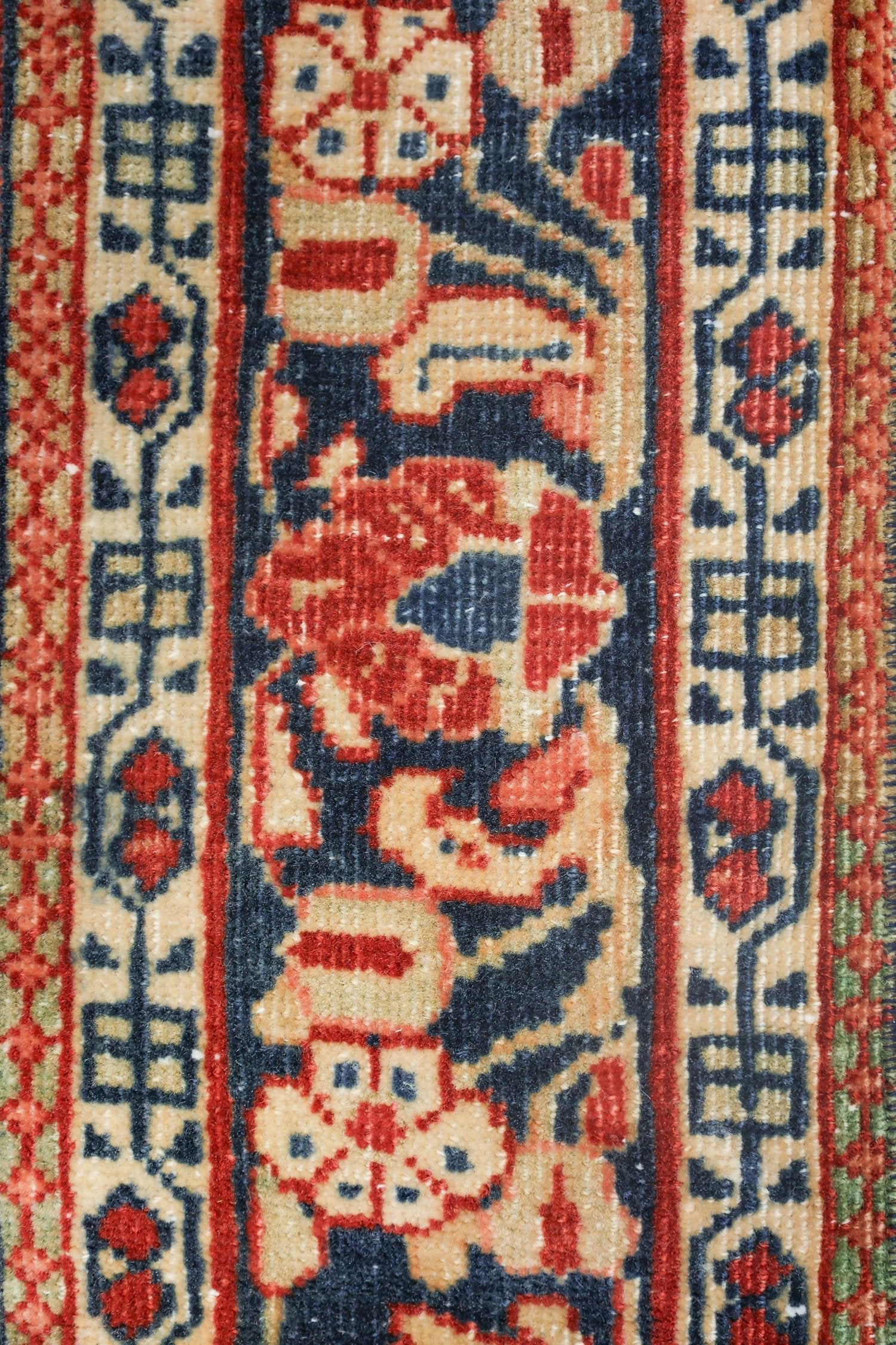 Vintage Sarouk Handwoven Traditional Rug, J73314