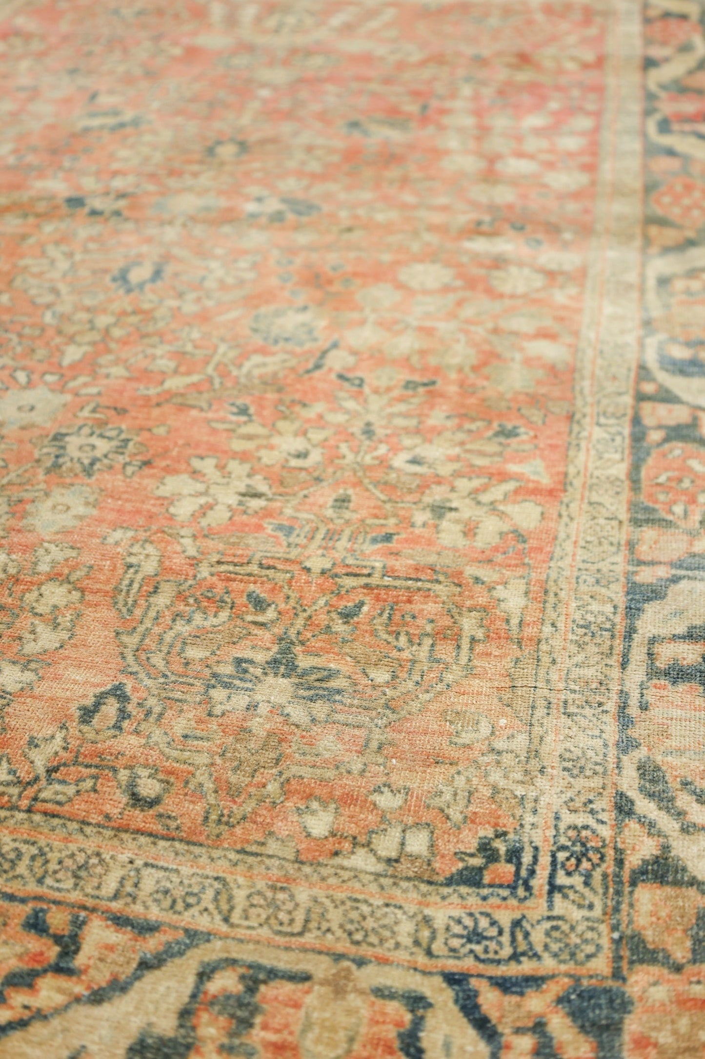 Vintage Sarouk Handwoven Traditional Rug, J73343