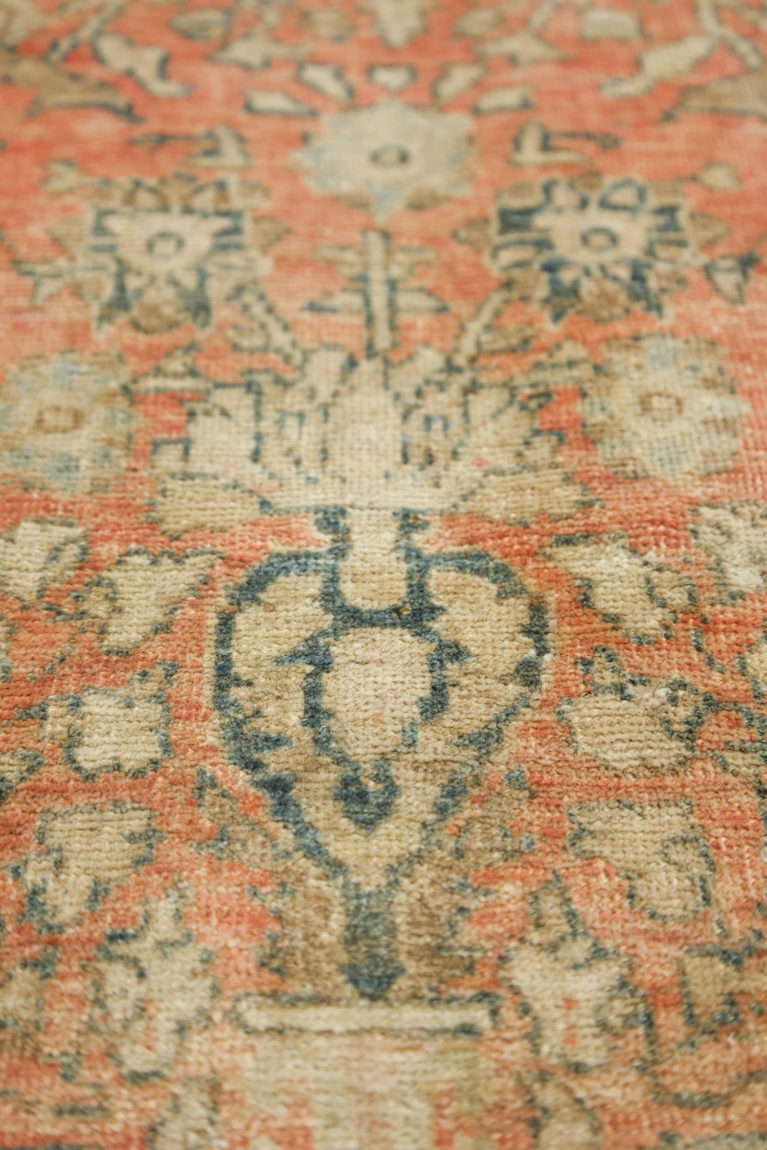 Vintage Sarouk Handwoven Traditional Rug, J73343