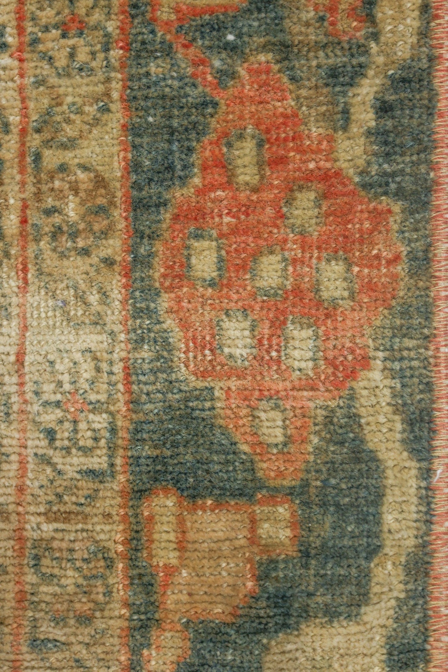 Vintage Sarouk Handwoven Traditional Rug, J73343