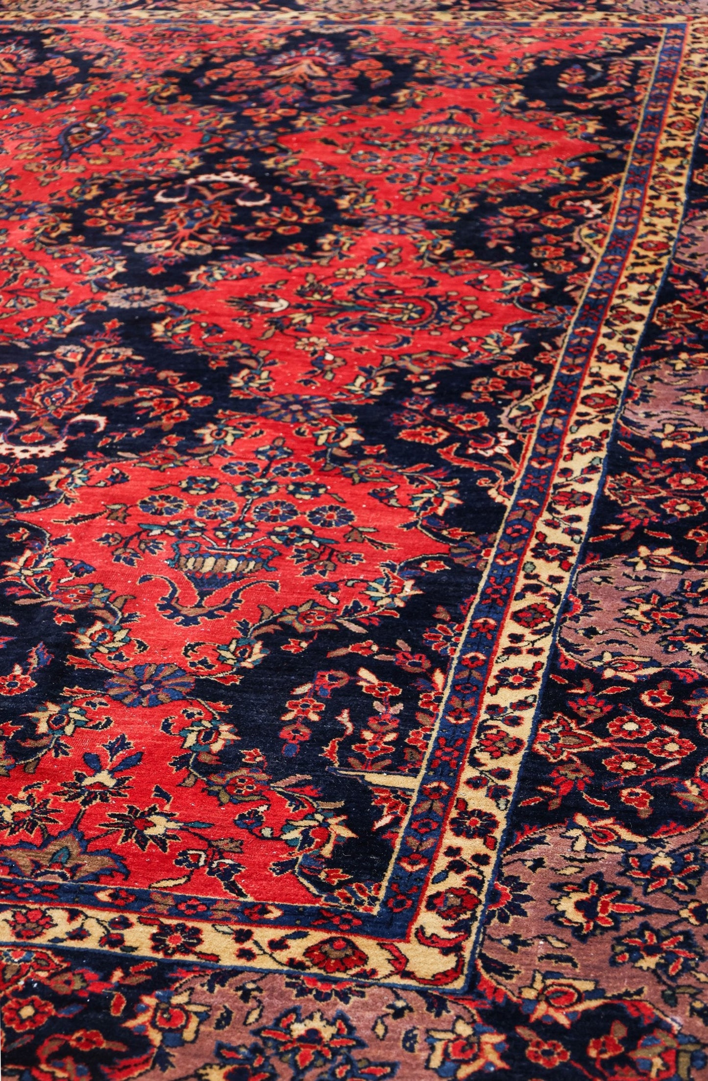 Antique Sarouk Handwoven Traditional Rug, J78389