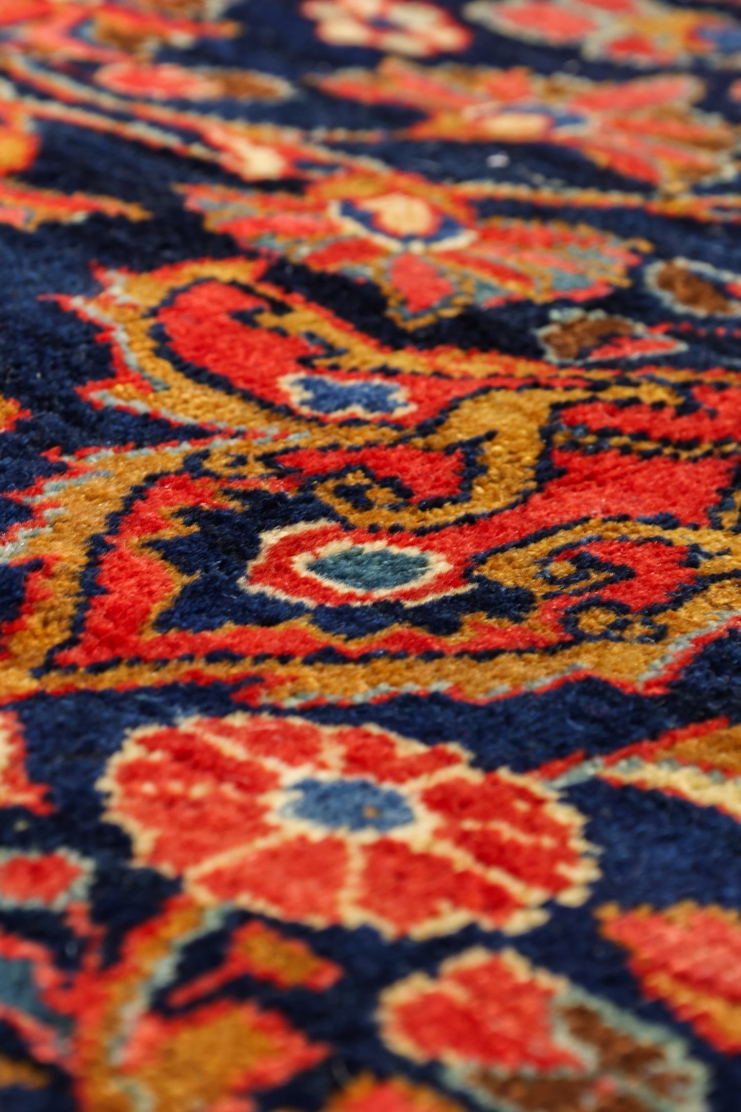 Antique Sarouk Handwoven Traditional Rug, 84378