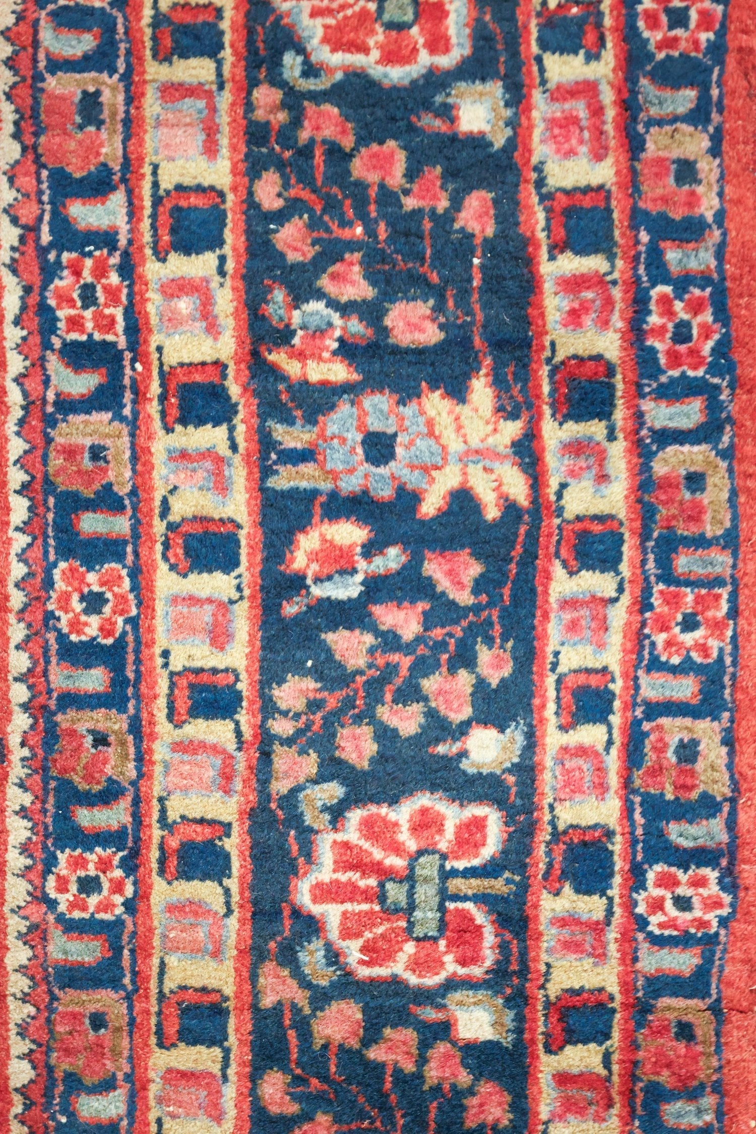 Antique Sarouk Handwoven Traditional Rug, J70039