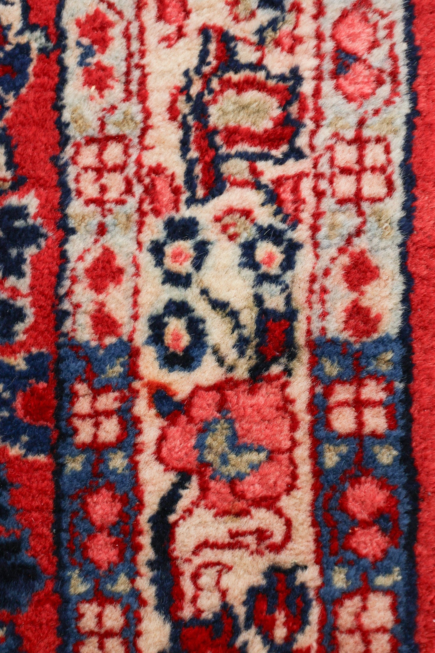 Antique Sarouk Handwoven Traditional Rug, J72078