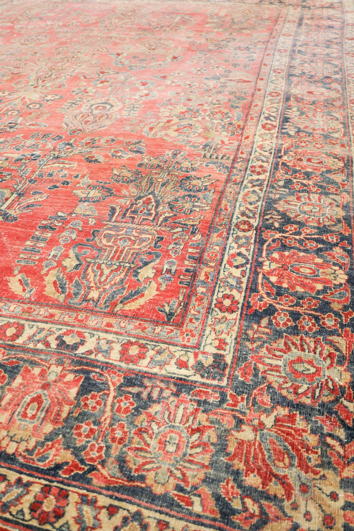 Vintage Sarouk Handwoven Traditional Rug, J73184