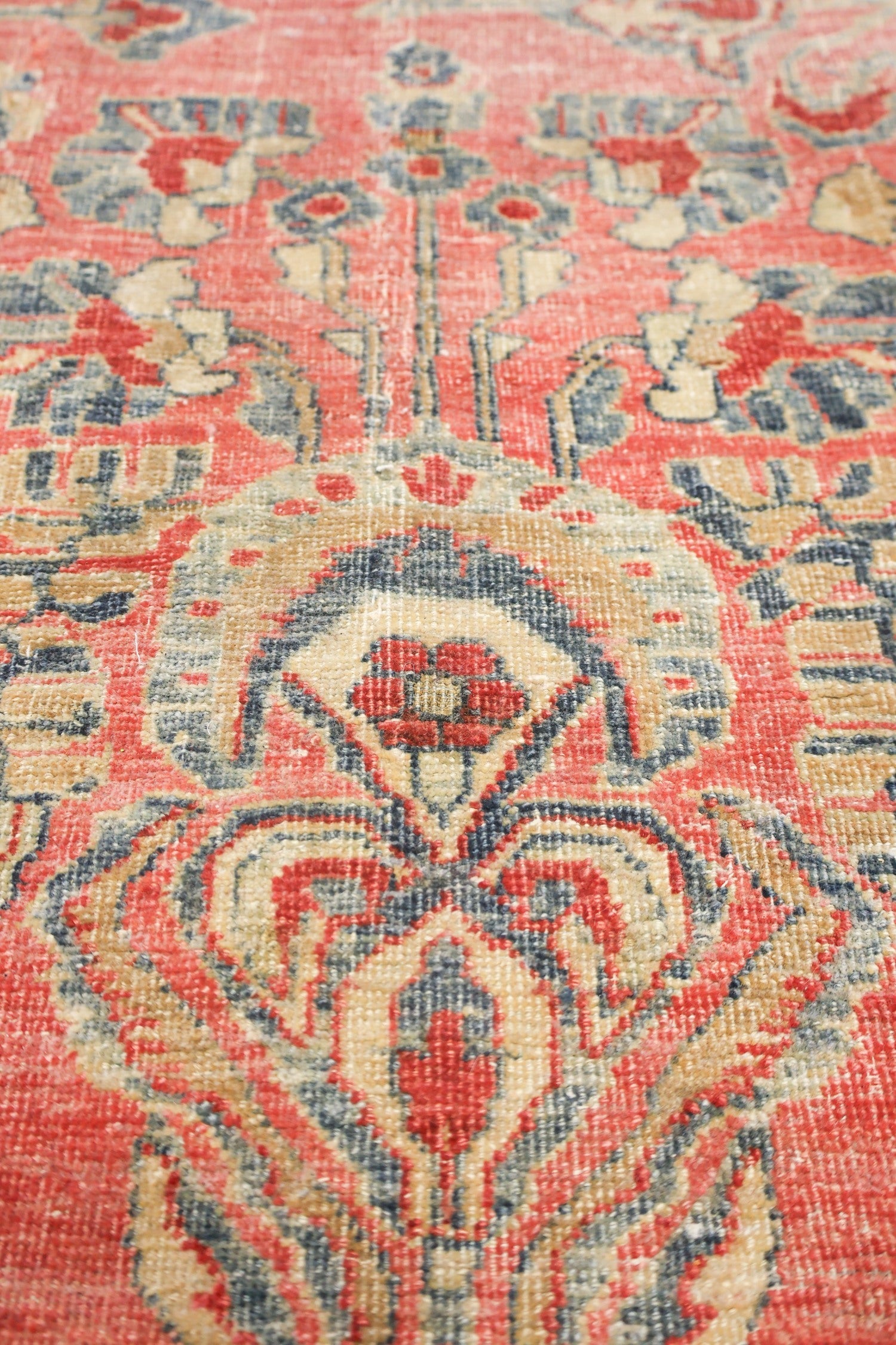 Vintage Sarouk Handwoven Traditional Rug, J73184