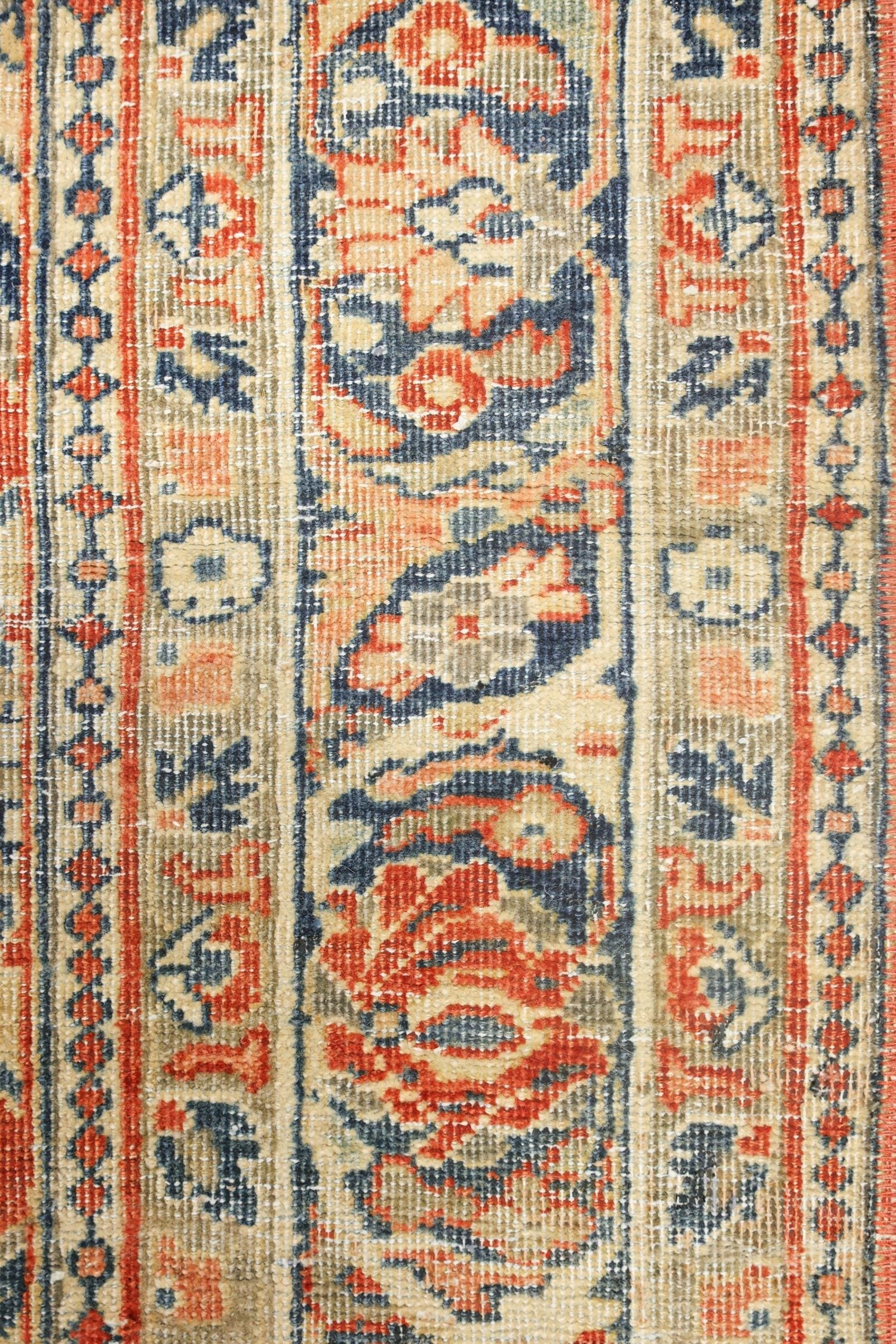 Vintage Sarouk Handwoven Traditional Rug, J73410