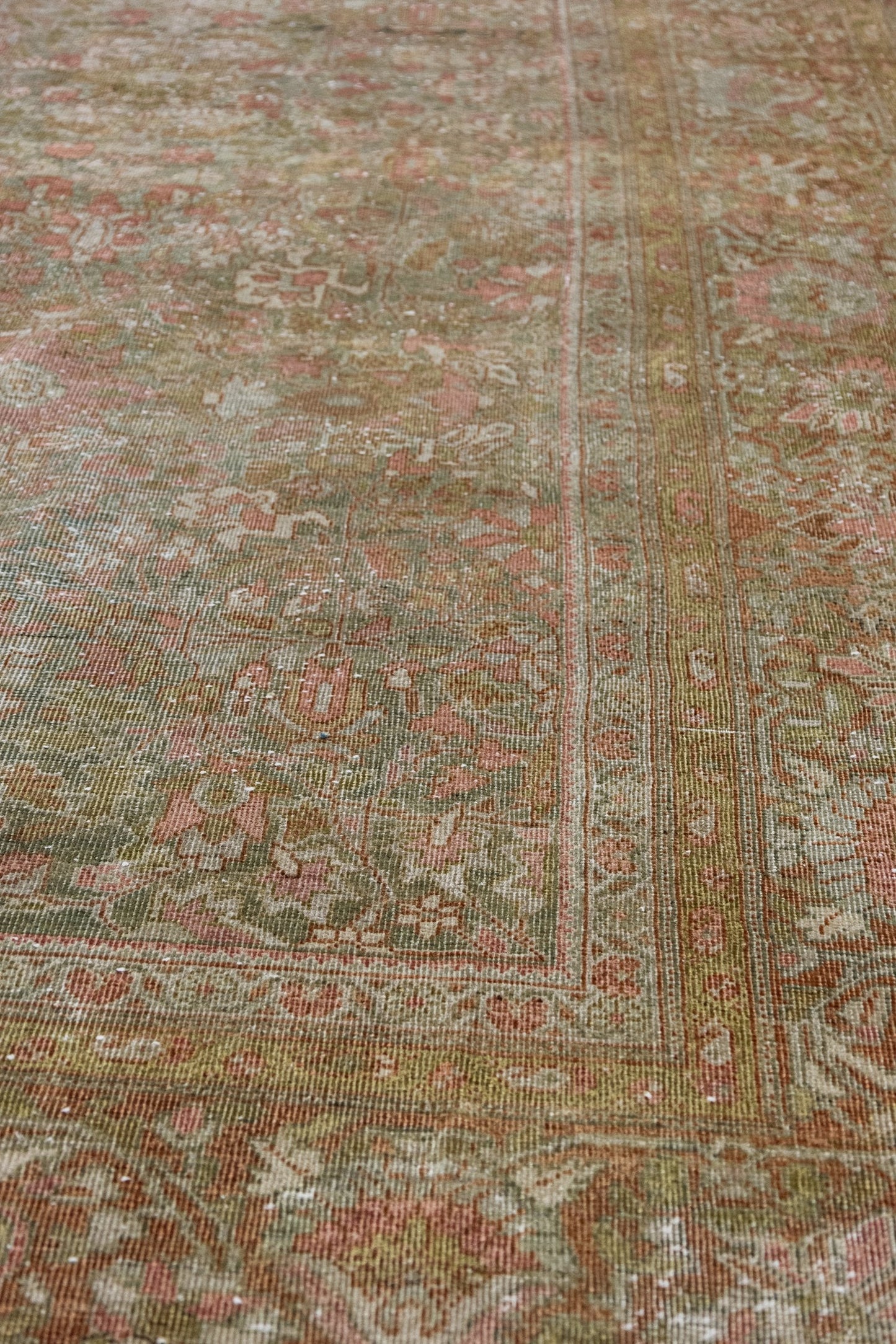 Vintage Sarouk Handwoven Traditional Rug, J73948
