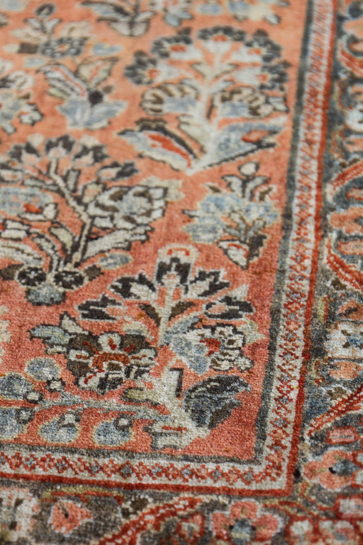 Antique Sarouk Handwoven Traditional Rug, J79436