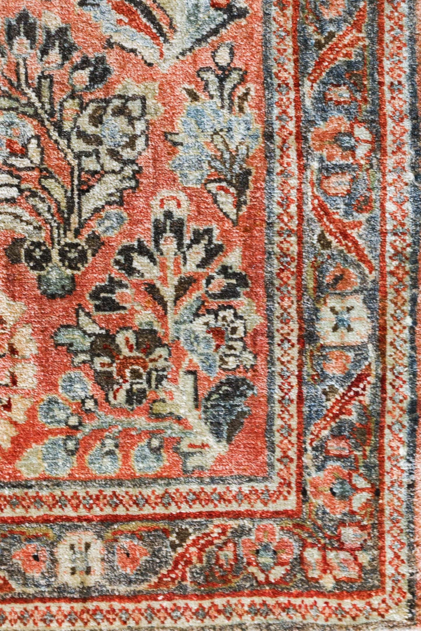Antique Sarouk Handwoven Traditional Rug, J79436