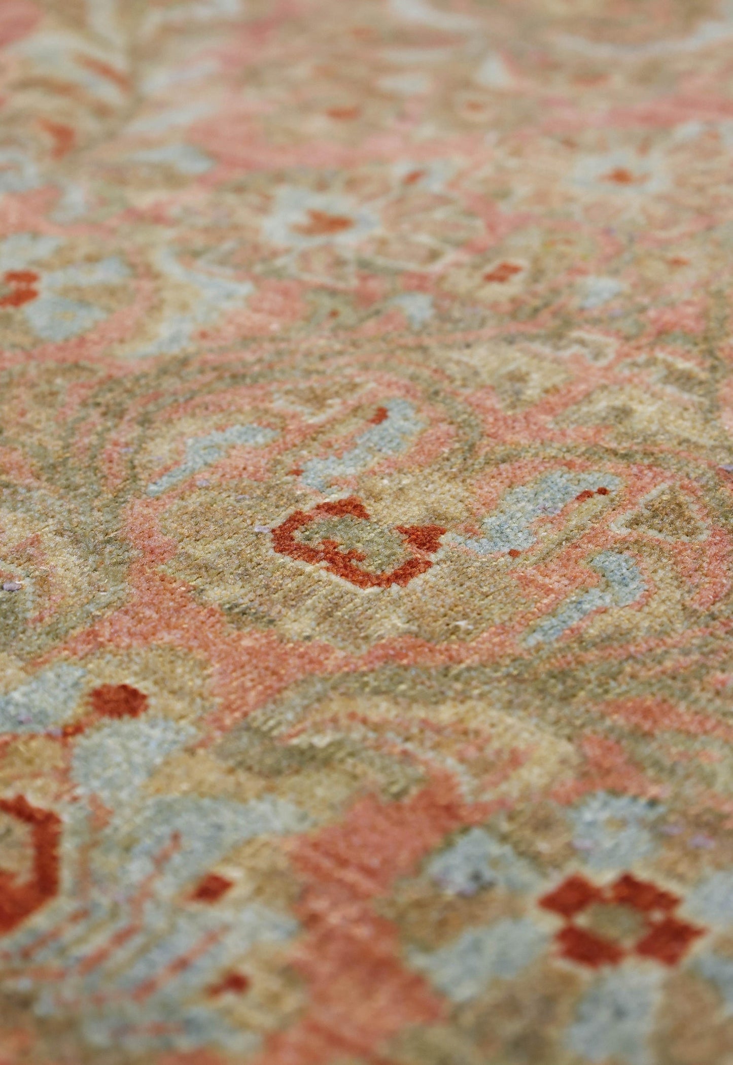 Antique Sarouk Handwoven Traditional Rug, J79455