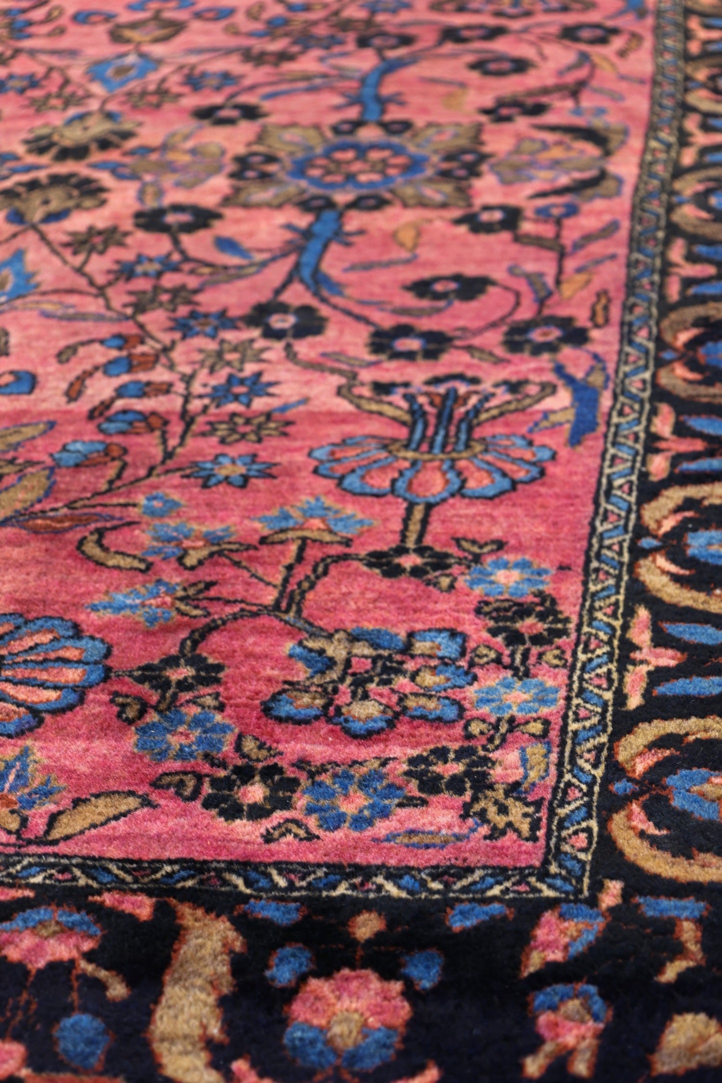 Antique Sarouk Handwoven Traditional Rug, J79885