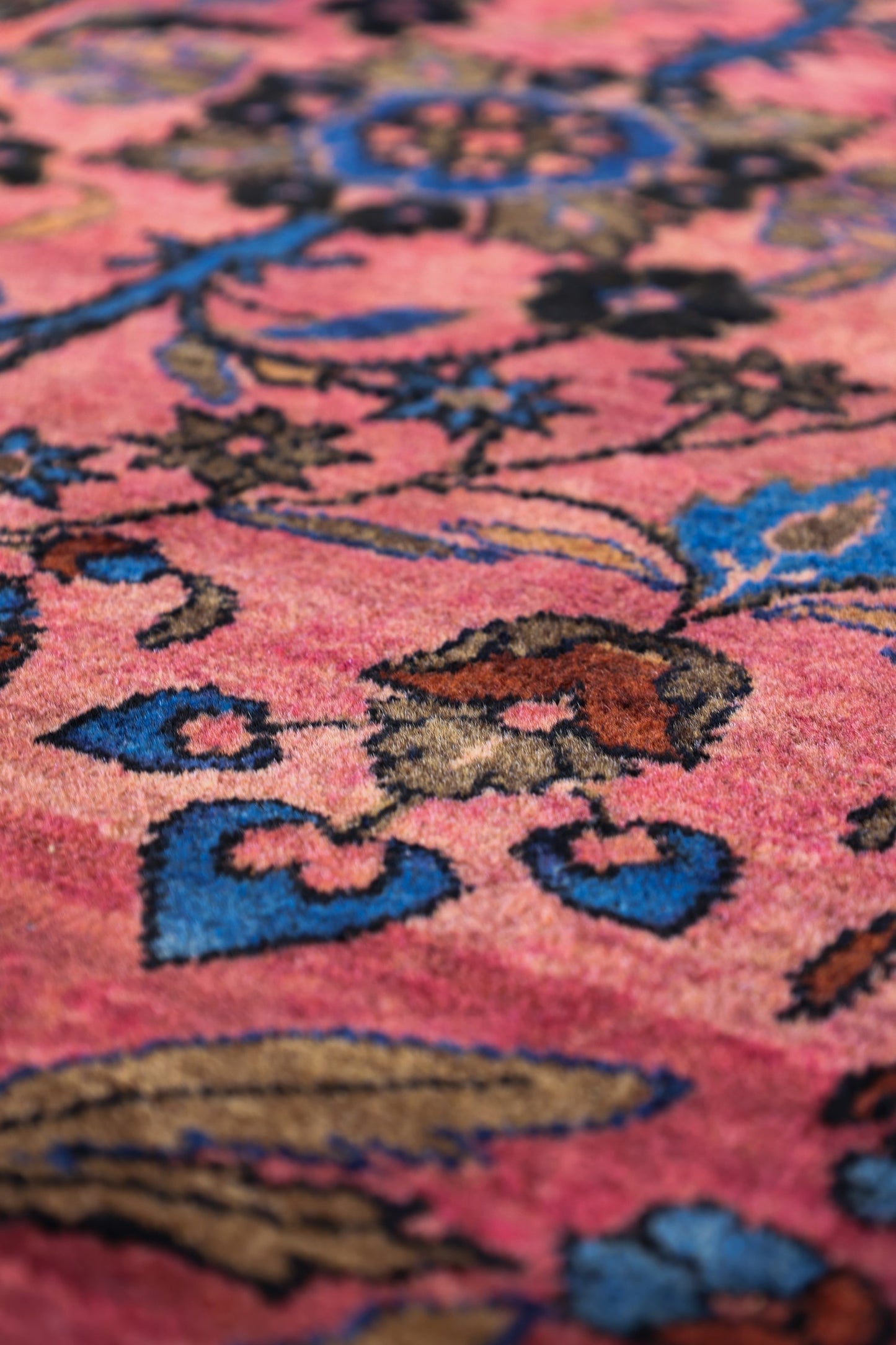 Antique Sarouk Handwoven Traditional Rug, J79885