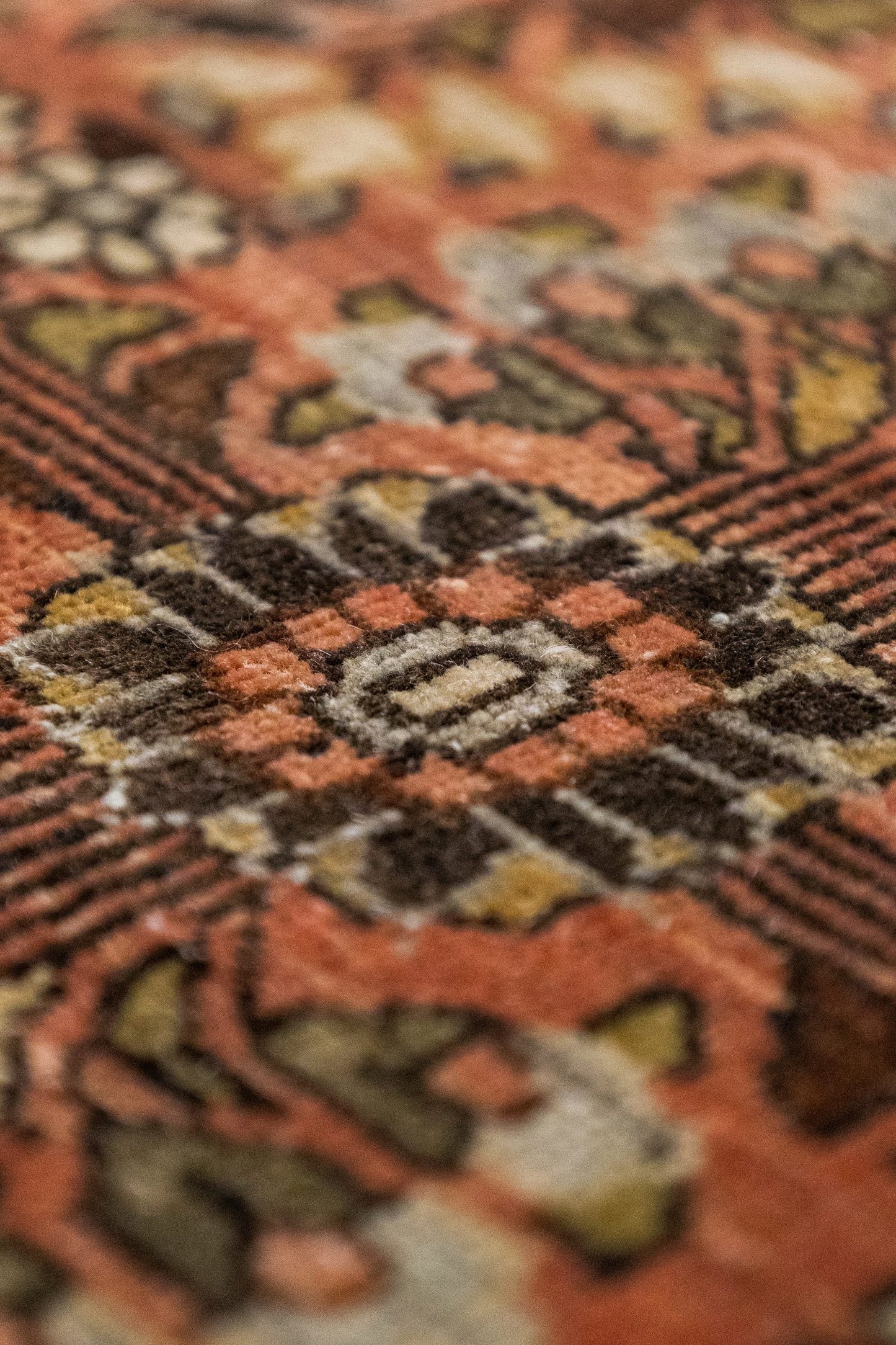Vintage Sarouk Handwoven Traditional Rug, J86458