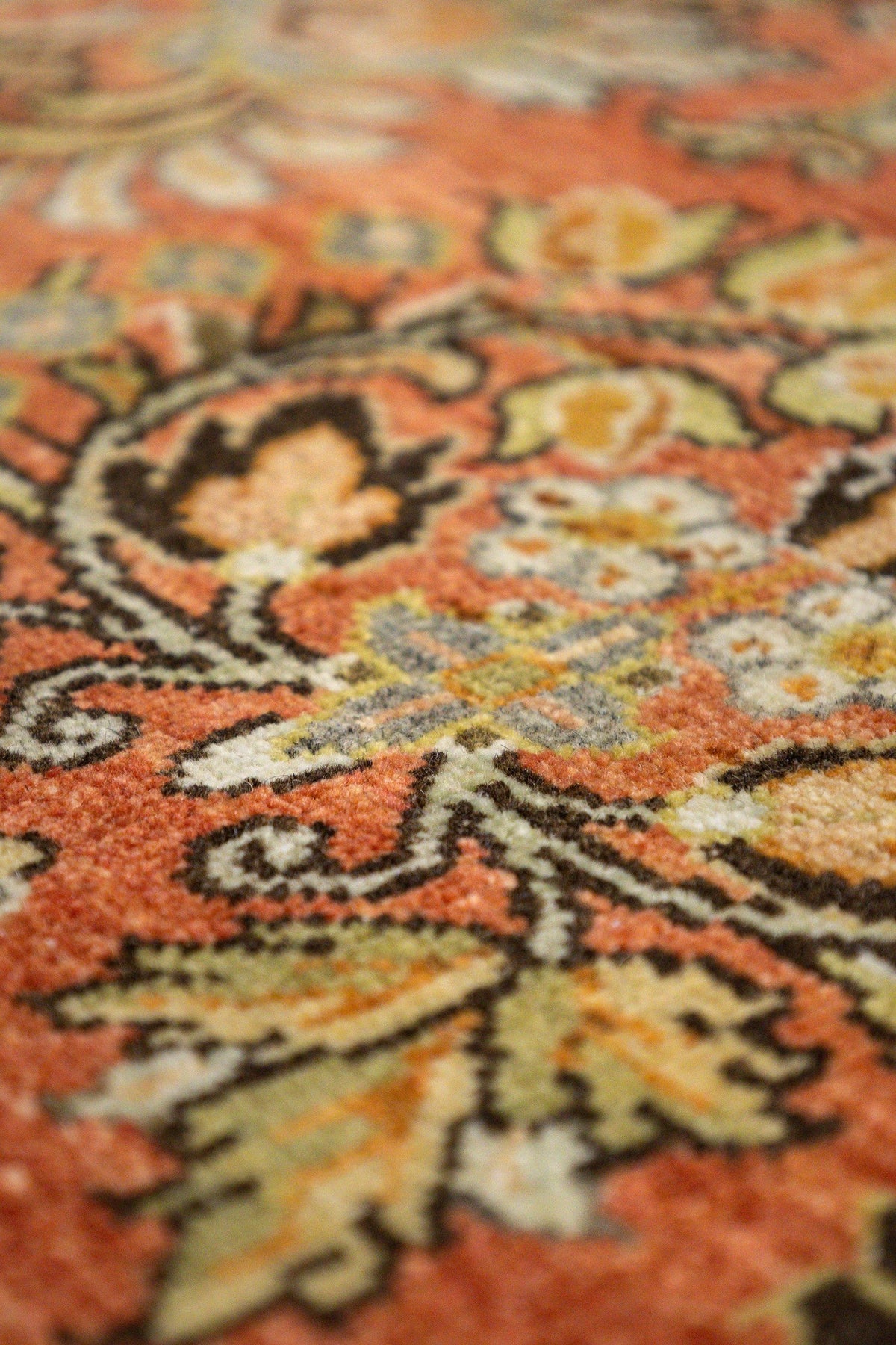 Vintage Sarouk Handwoven Traditional Rug, J86551