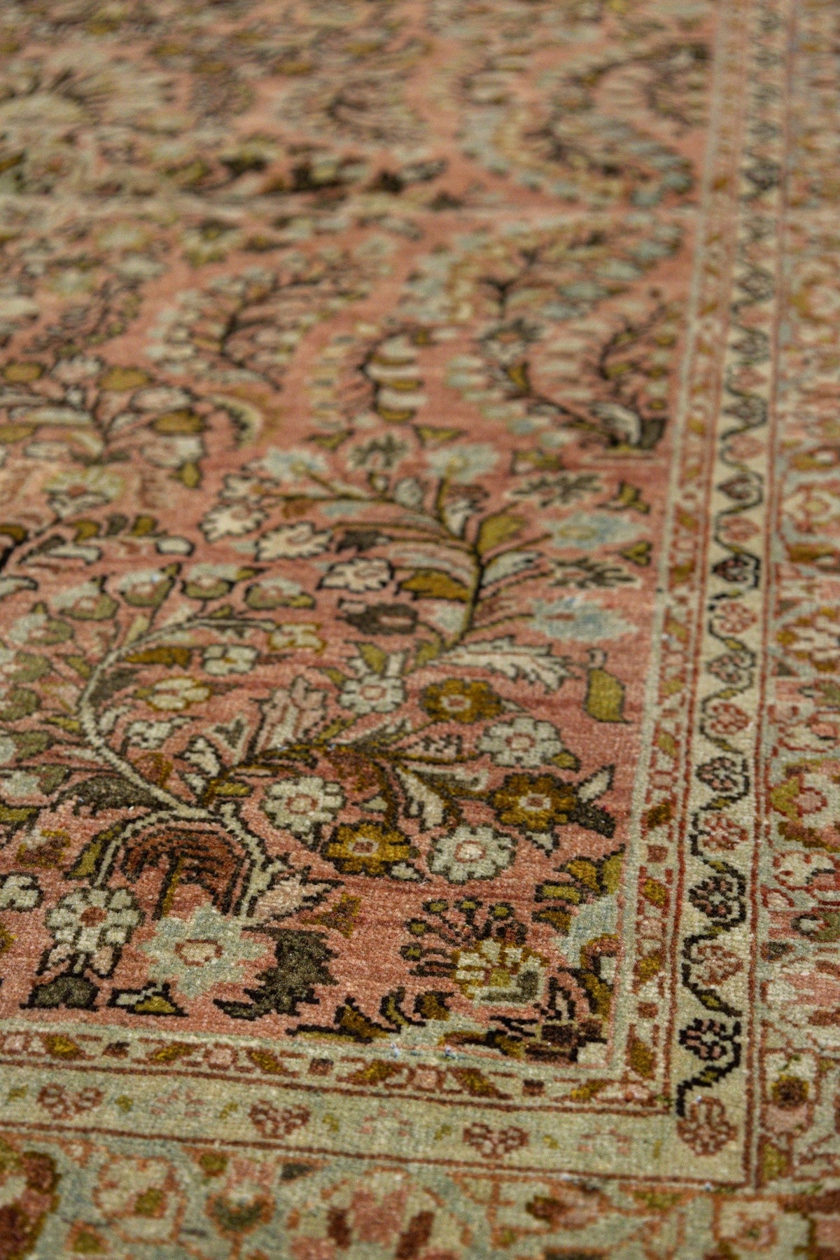 Vintage Sarouk Handwoven Traditional Rug, J86564