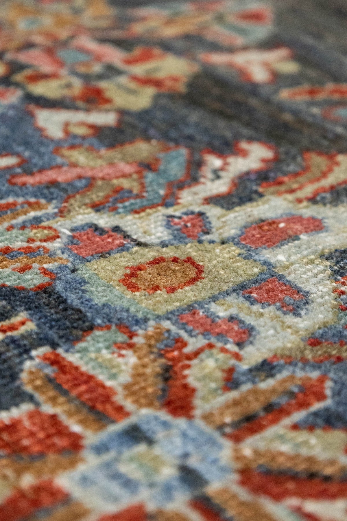 Vintage Sarouk Handwoven Traditional Rug, J86618