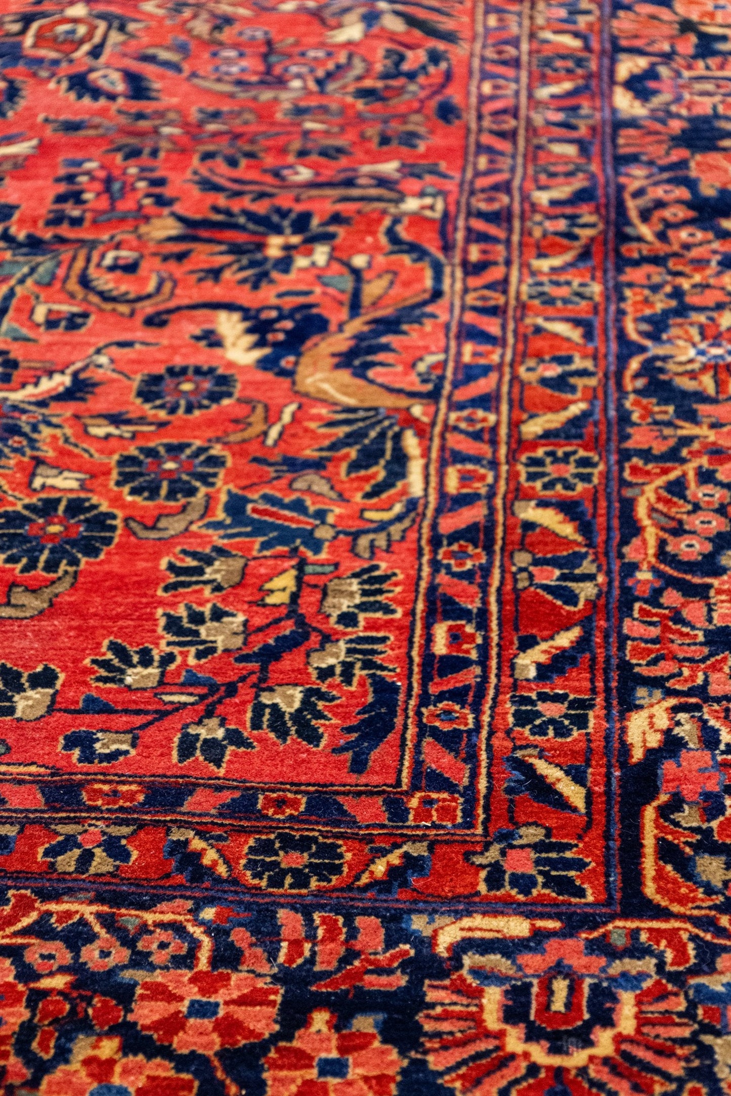 Antique Sarouk Handwoven Traditional Rug, J88653
