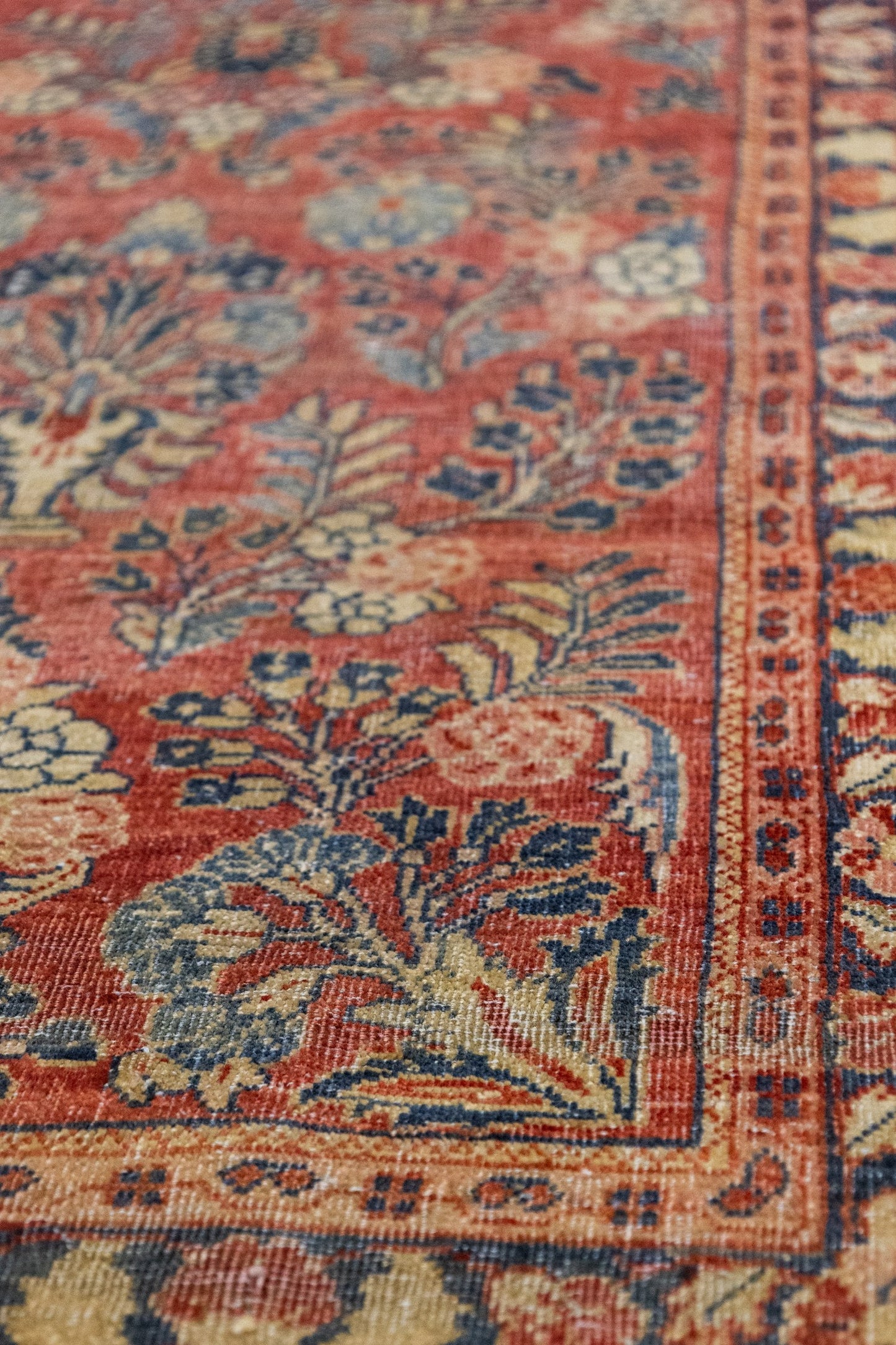 Vintage Sarouk Handwoven Traditional Rug, J89143