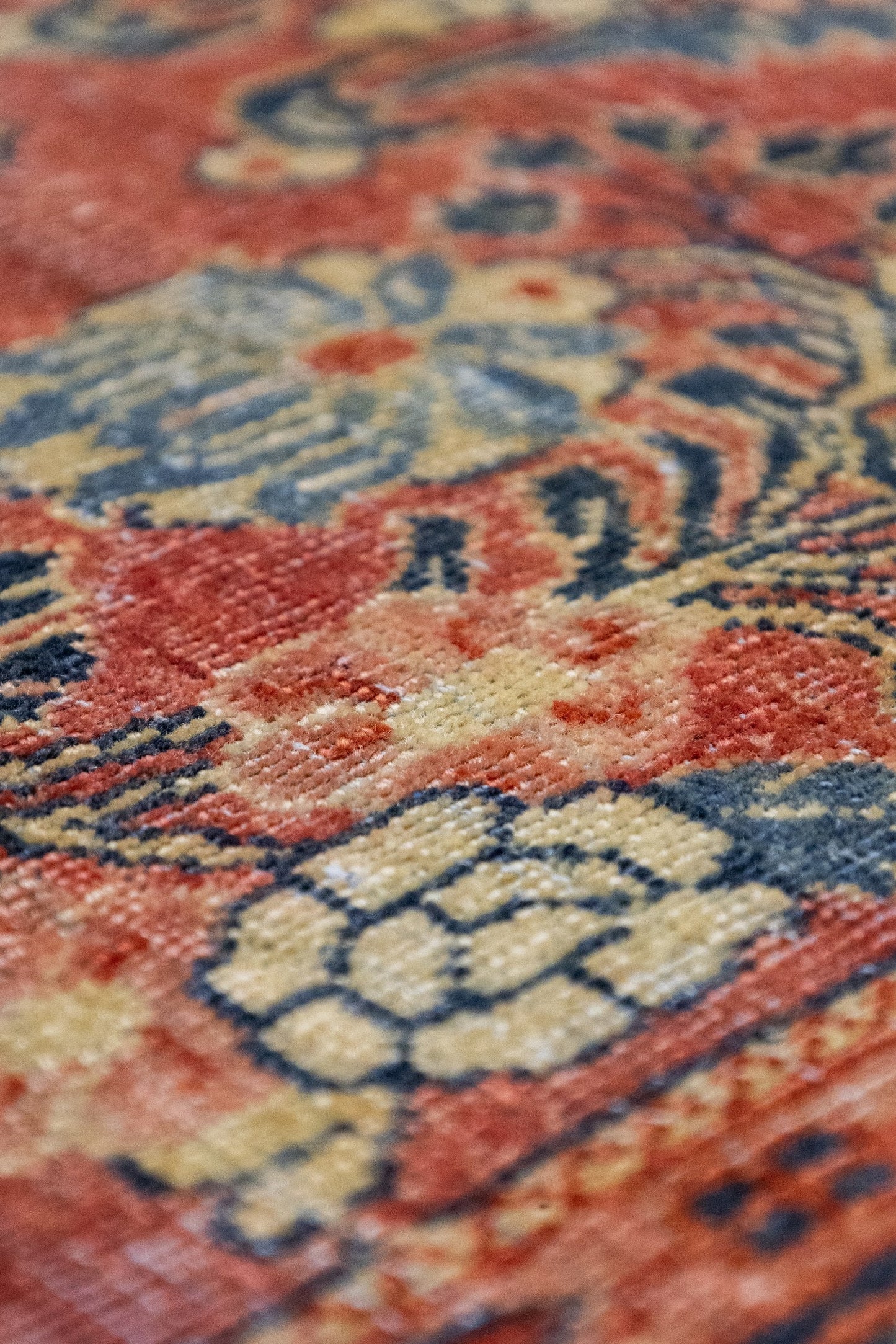 Vintage Sarouk Handwoven Traditional Rug, J89143