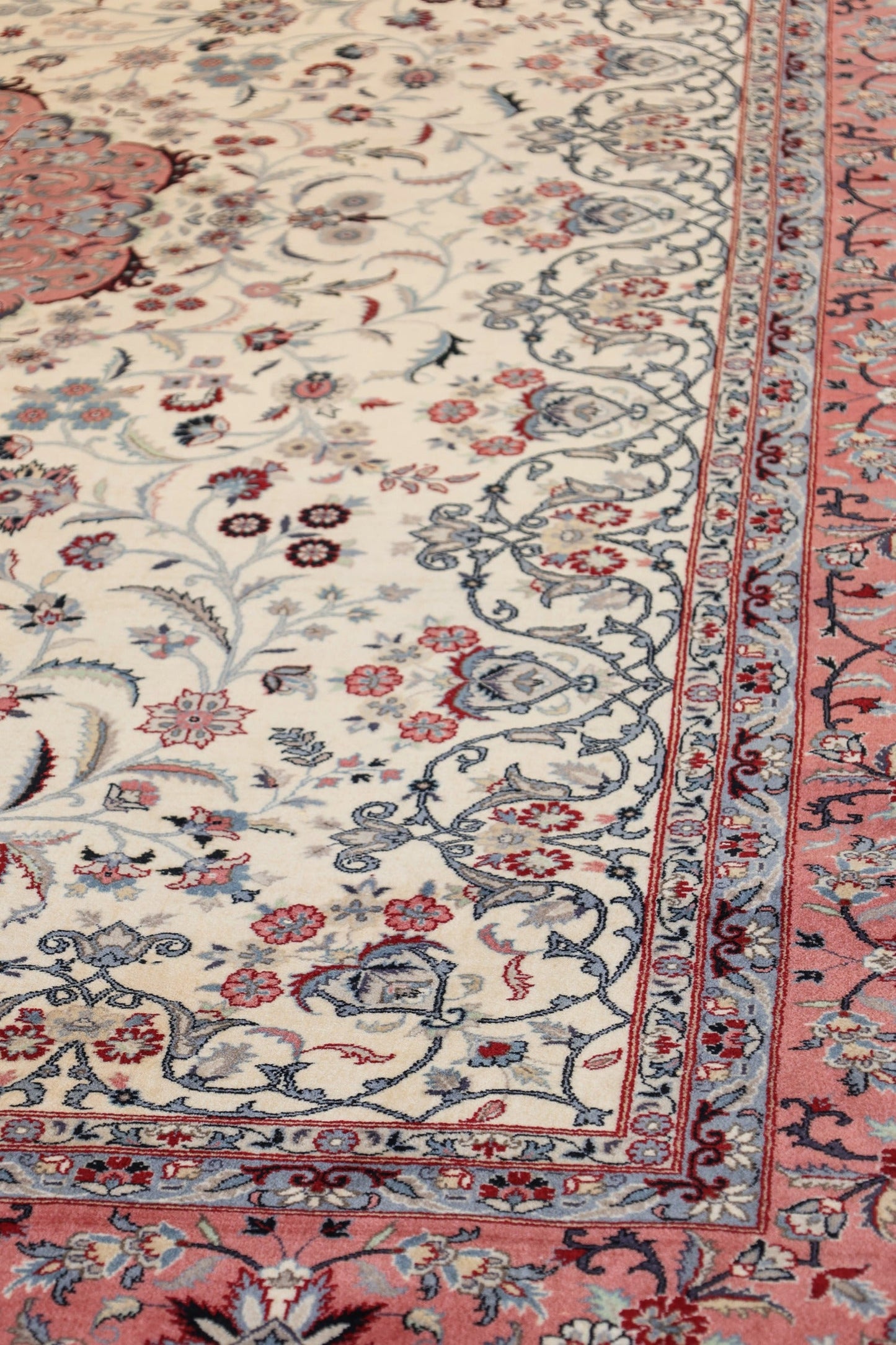 Tabriz Handwoven Traditional Rug, 83528