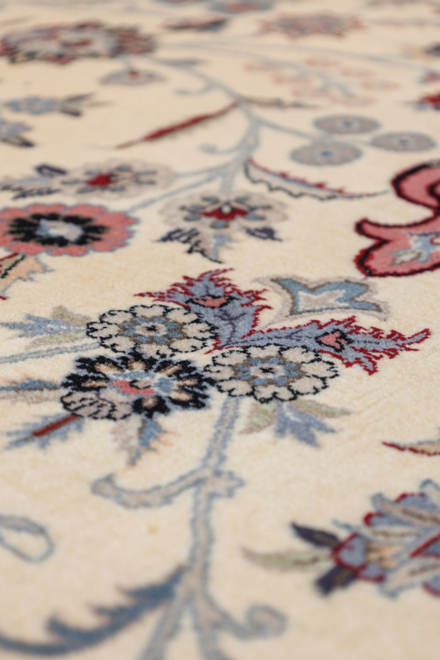 Tabriz Handwoven Traditional Rug, 83528