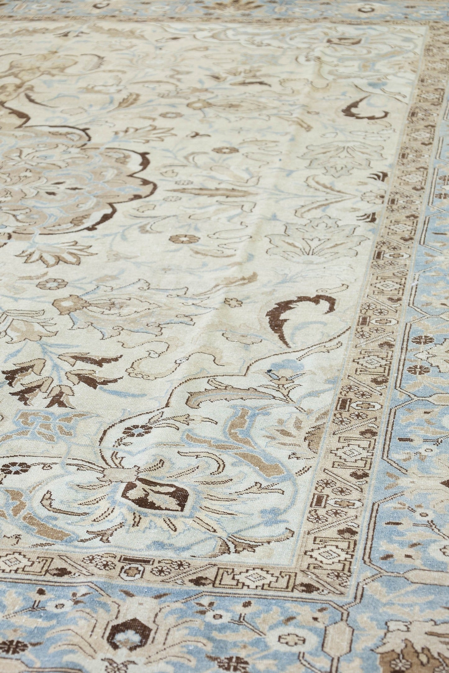 Vintage Tabriz Handwoven Traditional Rug, J79395