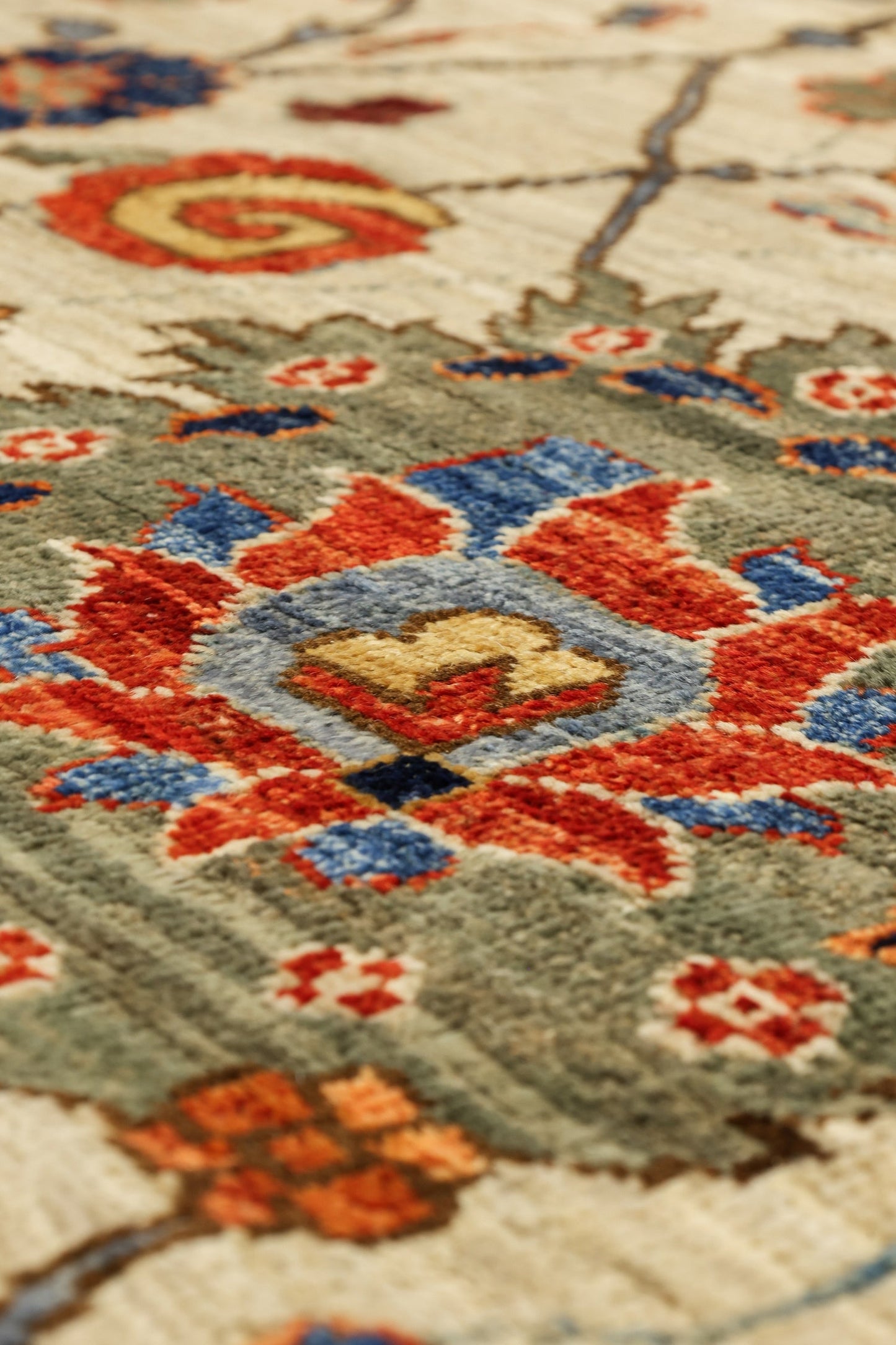 Vase Handwoven Traditional Rug, J81073