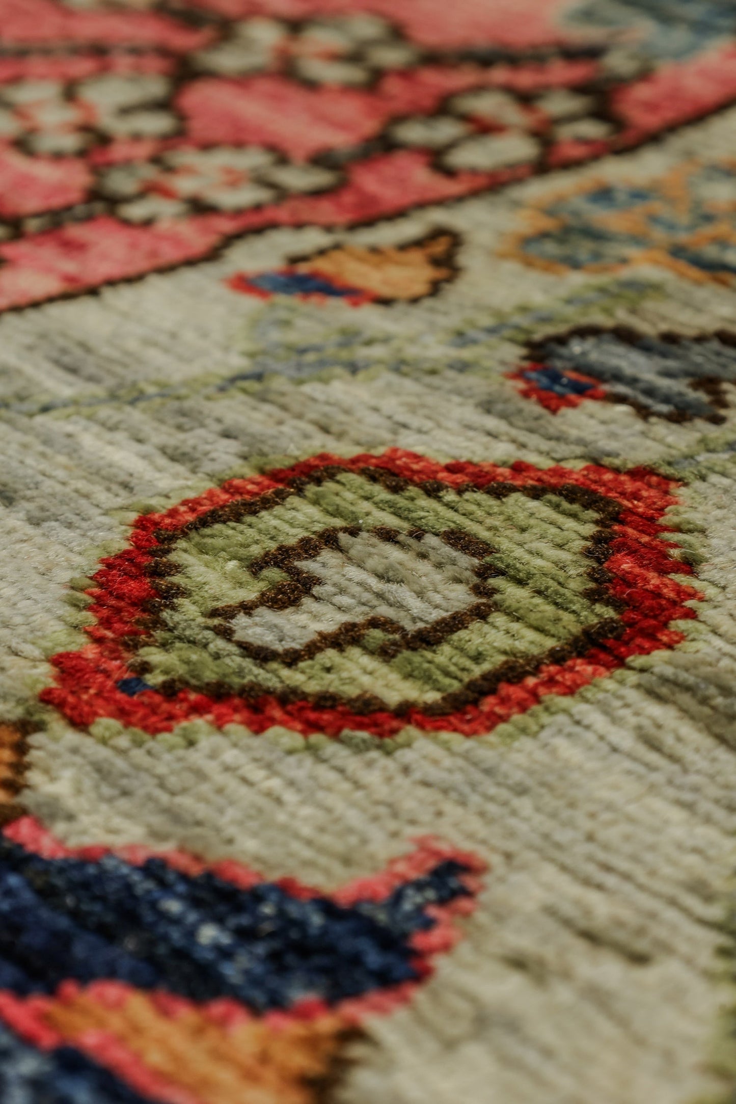 Vase Handwoven Traditional Rug, J81122